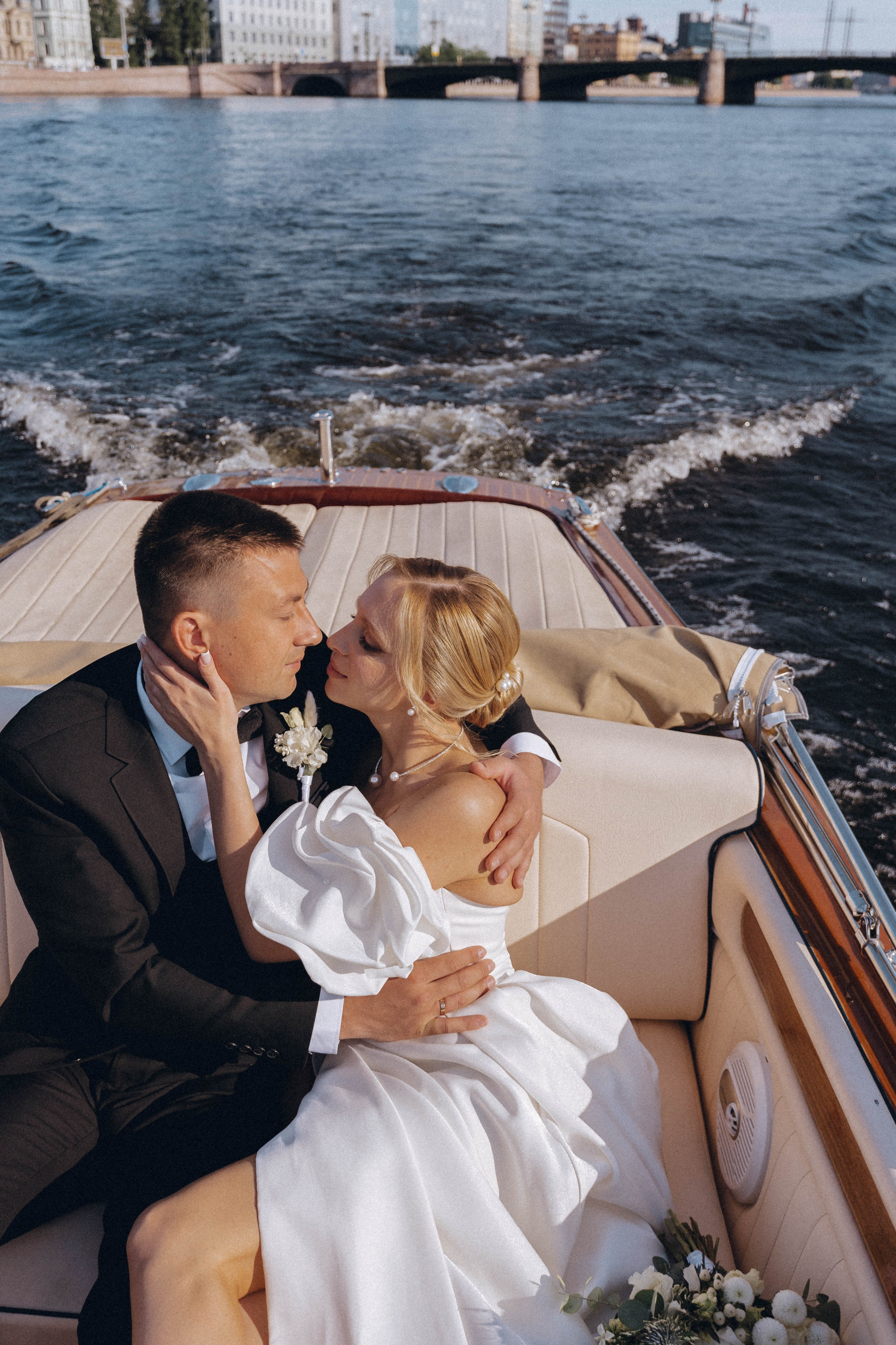 СВАДЕНБНАЯ СЬЕМКА НА КАТЕРЕ ПО КАНАЛАМ САНКТ-ПЕТЕРБУРГА И В АКВАТОРИИ НЕВЫ. Профессиональный фотограф, Санкт-Петербург — Виктория Богомолова