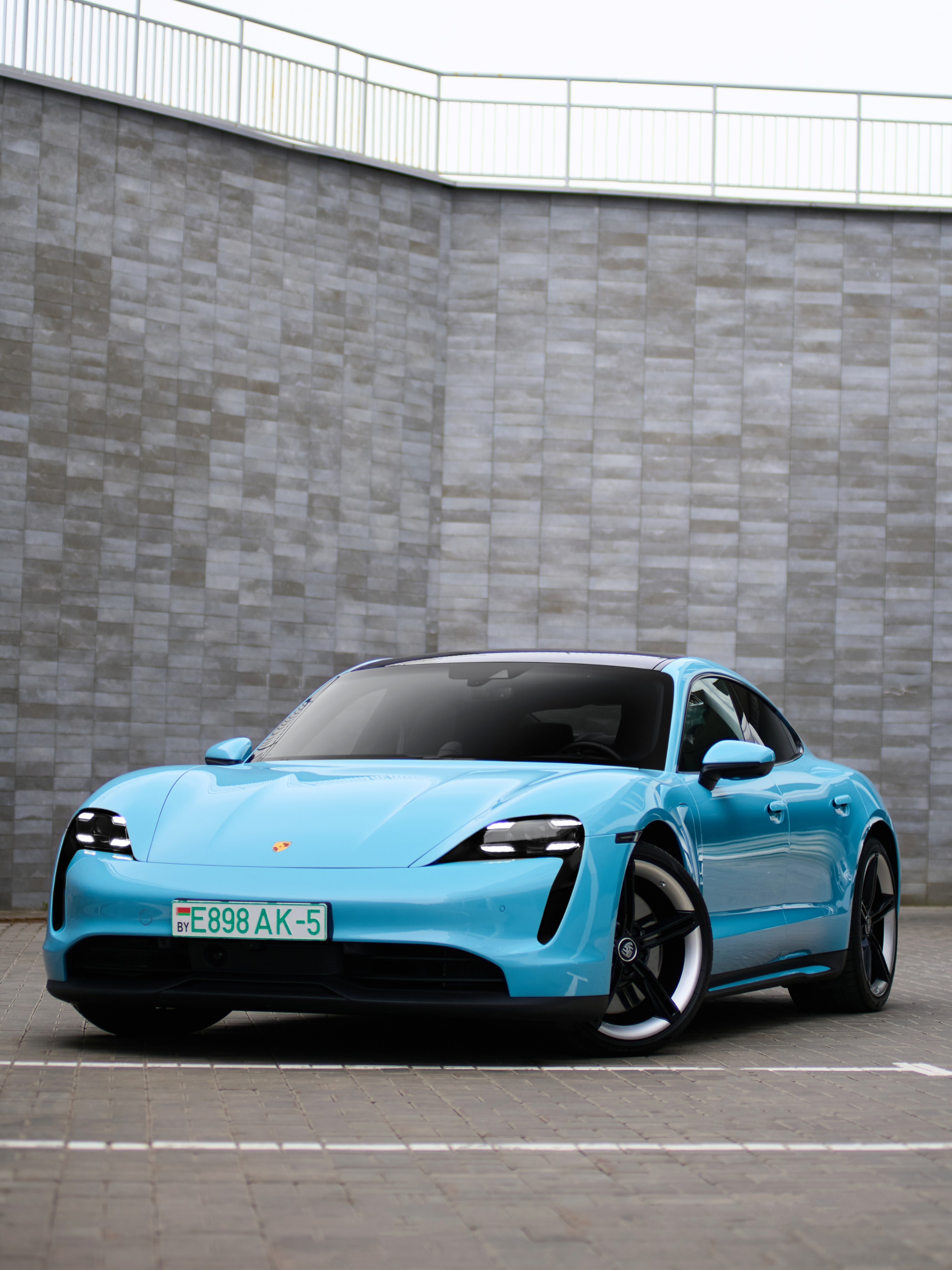 Голубой Porsche Taycan 4S с переднего правого ракурса