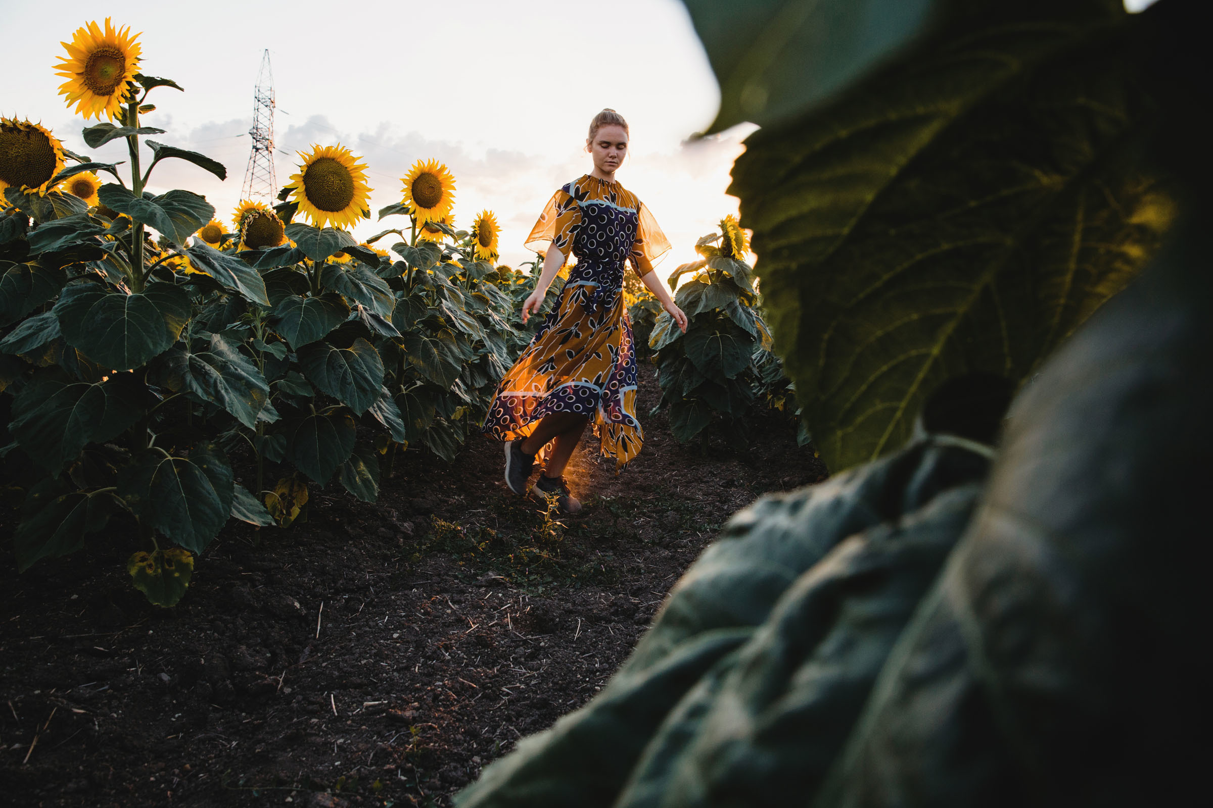 Диковинные подсолнухи и диковинное платье //Наталья. Фотограф Алутера Ирина