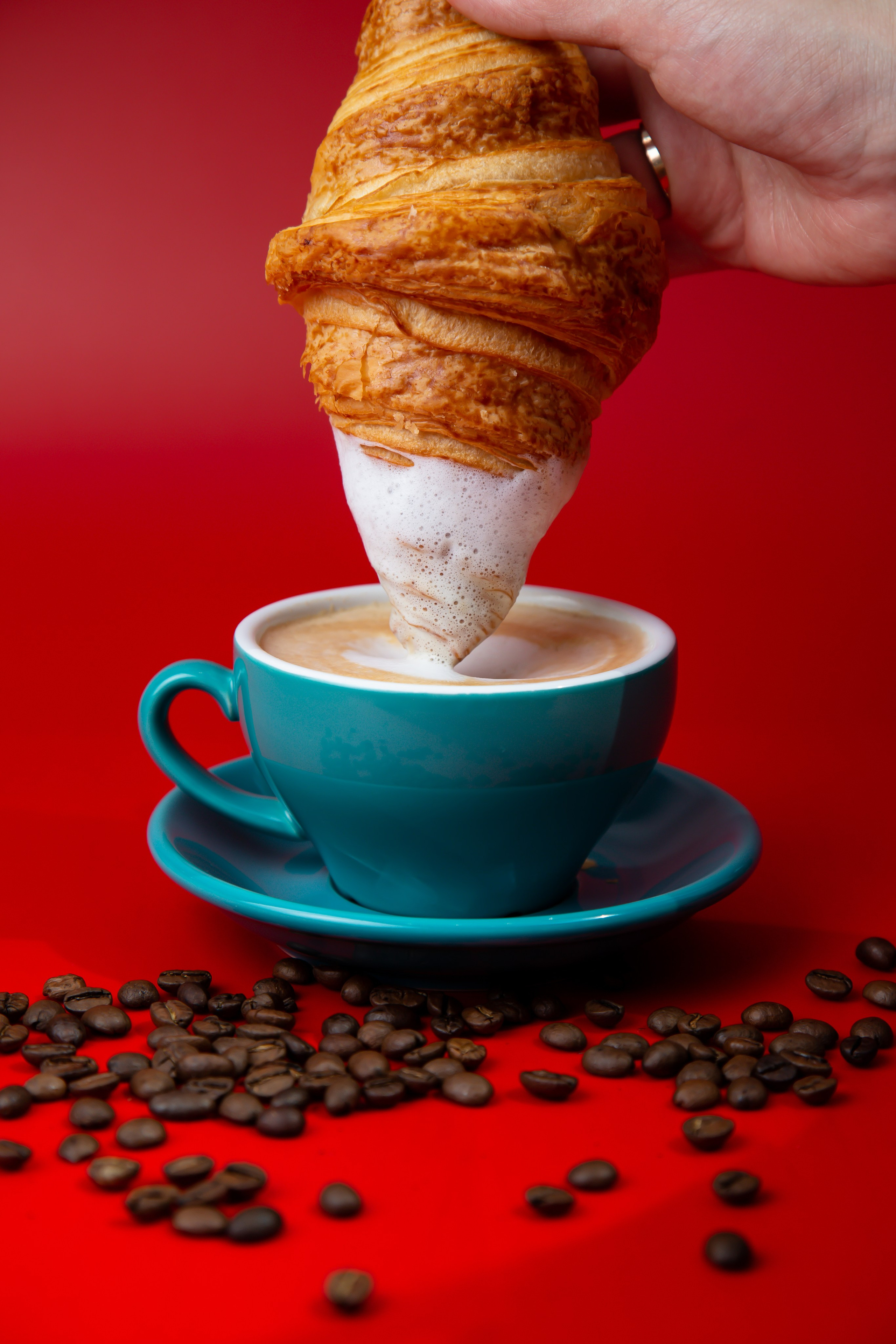 Круассан и кофе на красном фоне