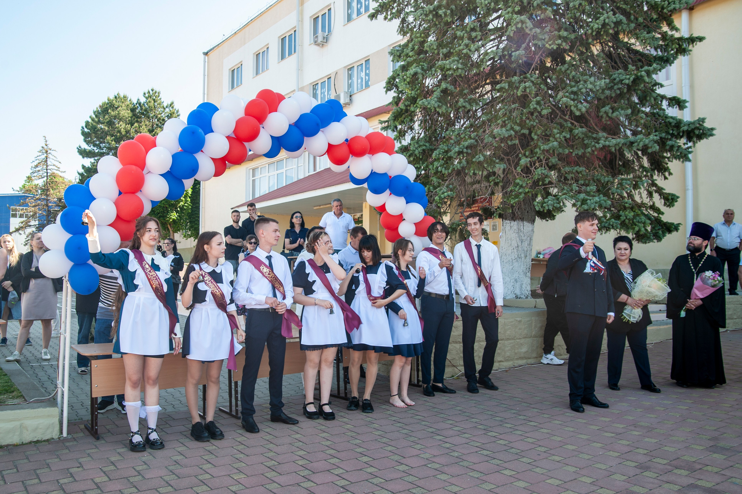 Последний Звонок МАОУ СОШ № 17 им. Эдуарда Есаяна — Архипо-Осиповка. Свадебный и семейный фотограф Денис Лукьянов в Краснодаре, Краснодарском крае и Республике Крым