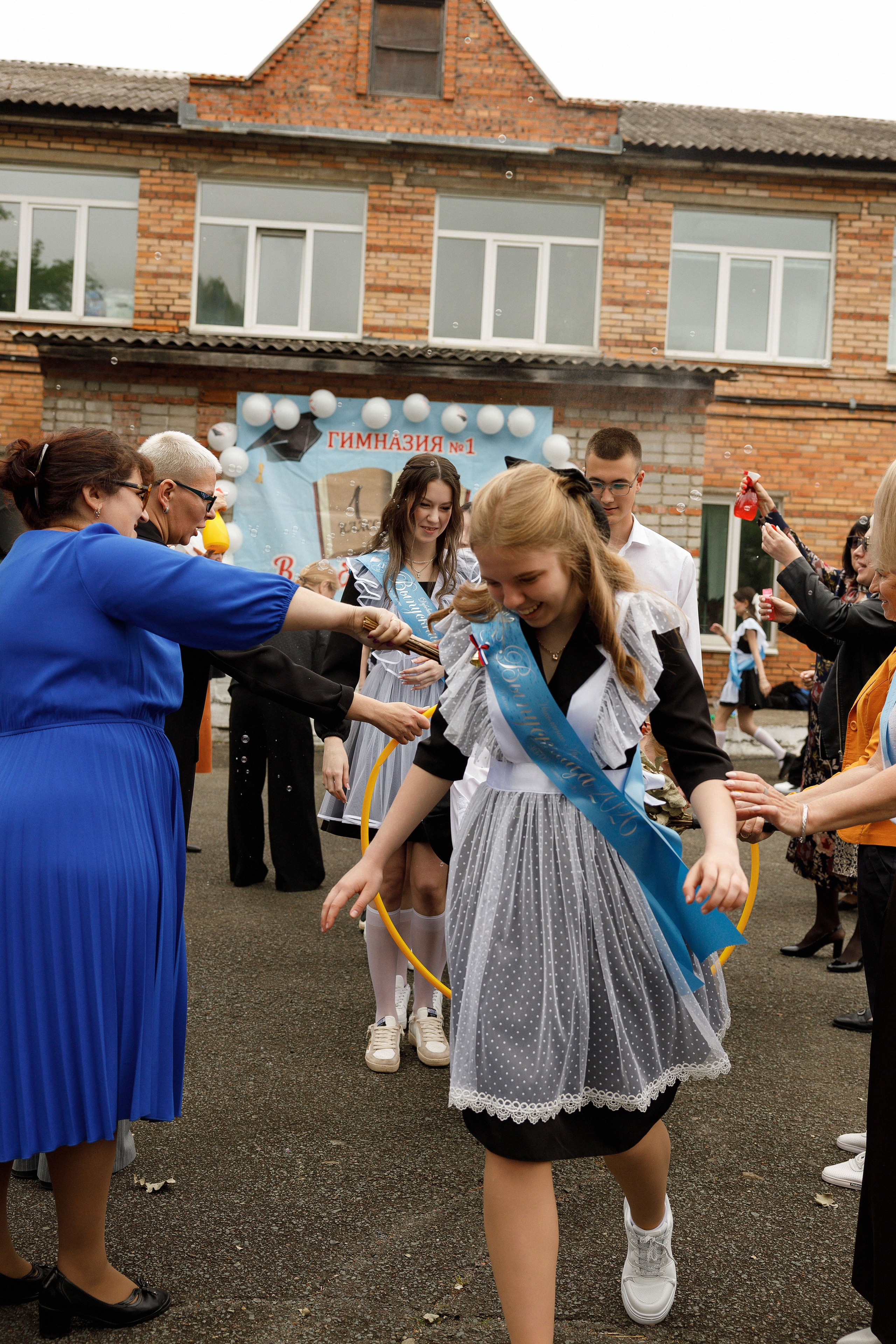 Последний звонок Гимназия Артем. Photoalbum-vl.ru
