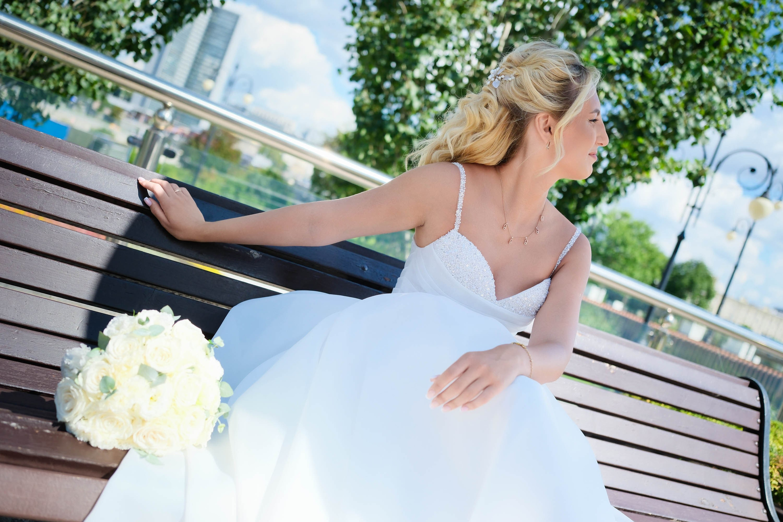 лавочка у гостиницы украина