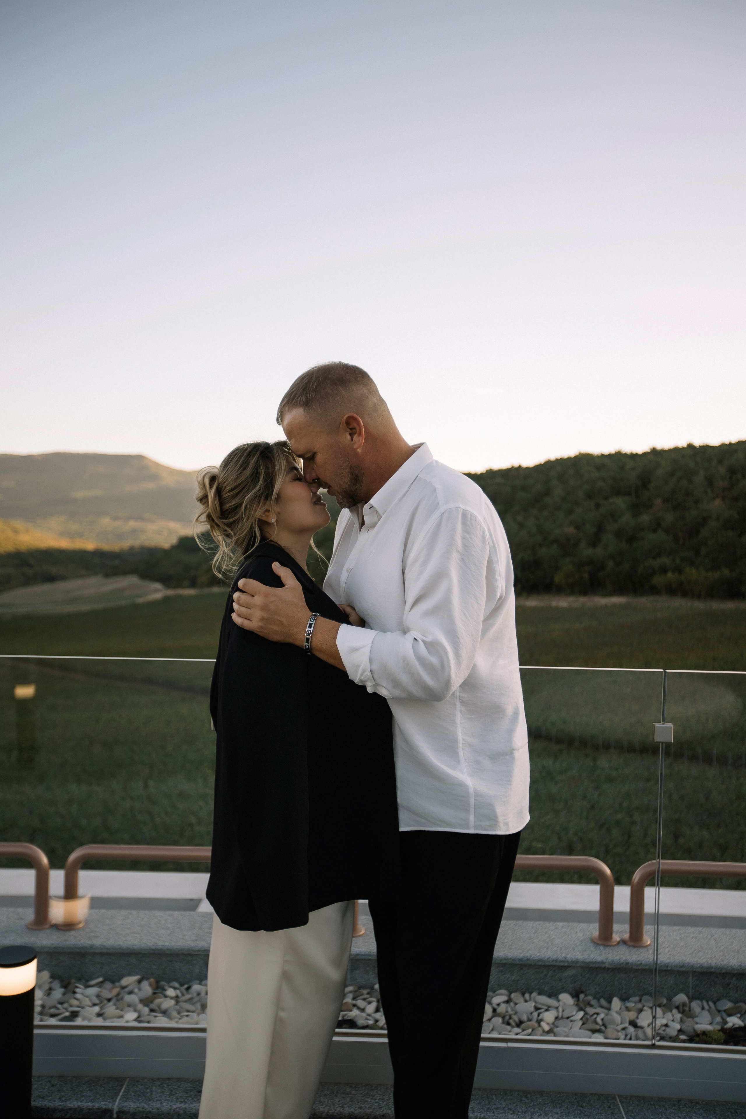 Александр и Гузель. Свадьба для двоих. Винодельня AYA. Фотограф Анна Лейман. Севастополь