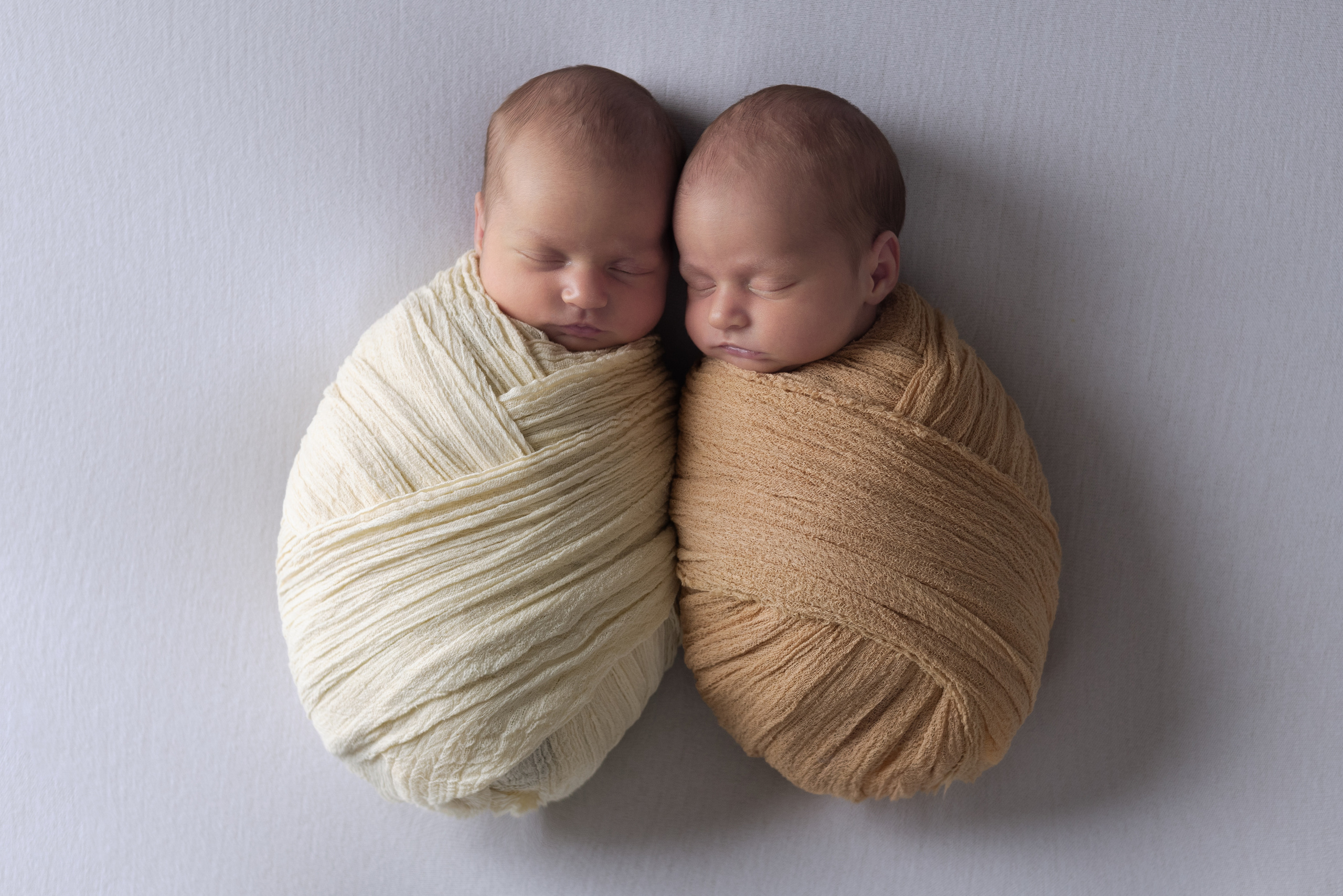 девочки близнецы на фотосессии ньюборн