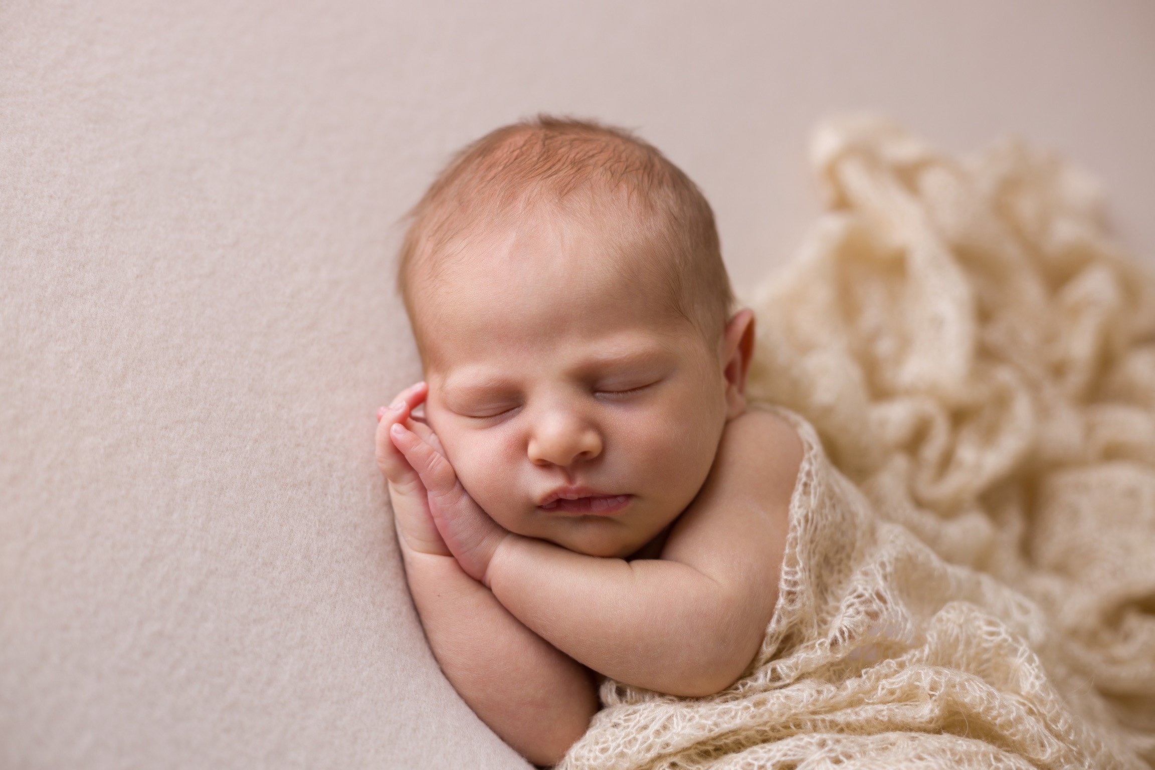 сладко спит малышка ручки под щечки