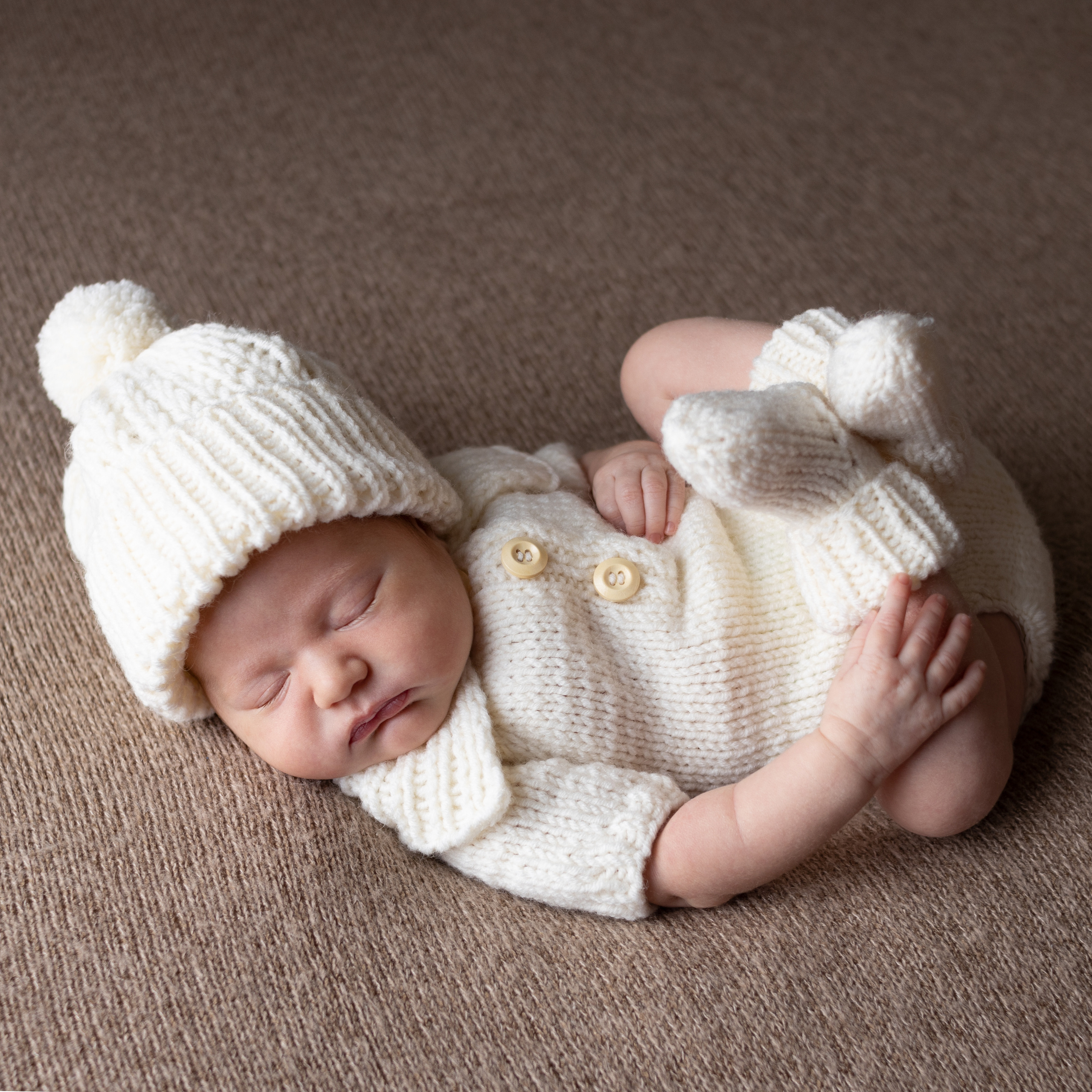 красивая маленькая принцесса в костюме снеговика с бубоном