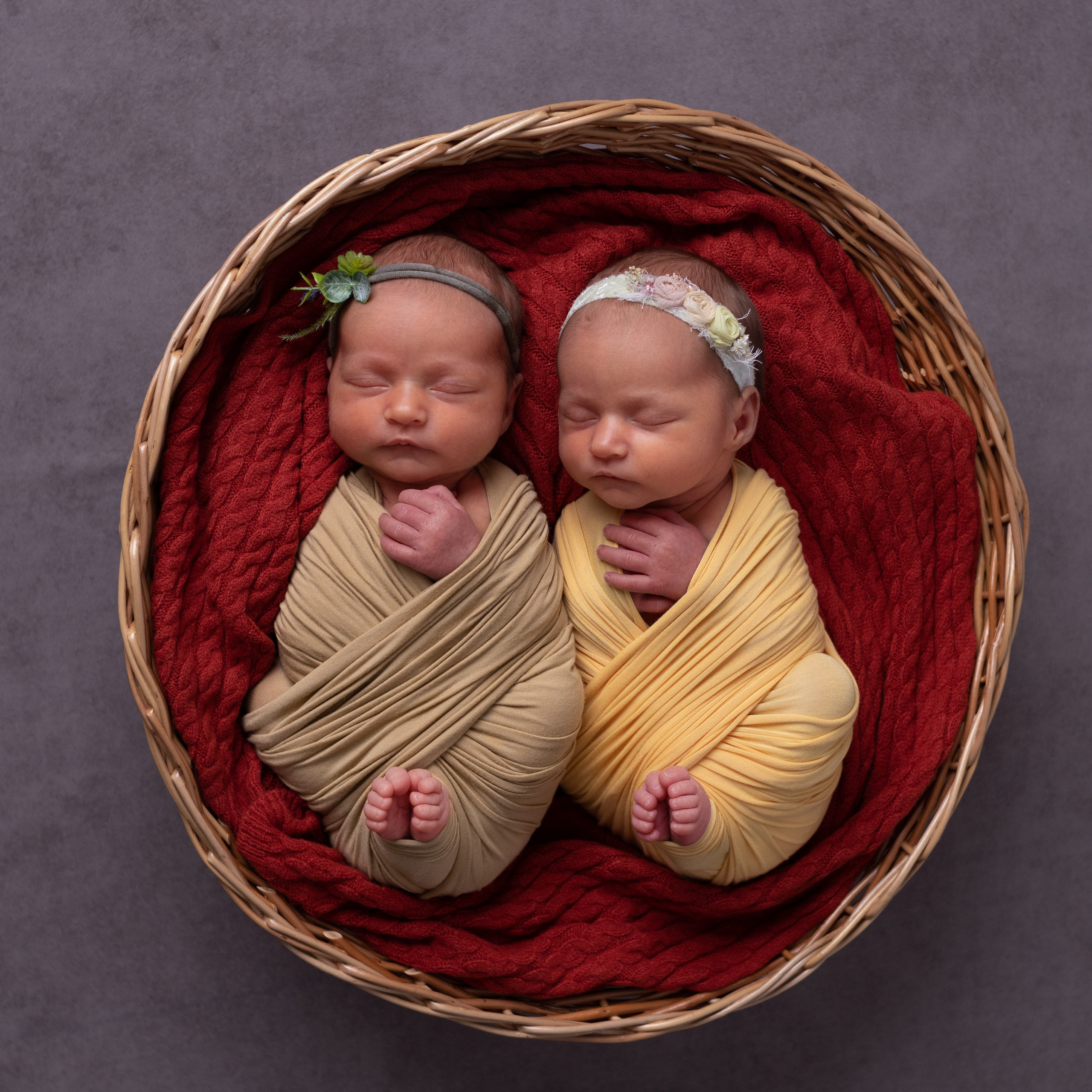новорождённые близнецы в обмотках и веночках в корзинке