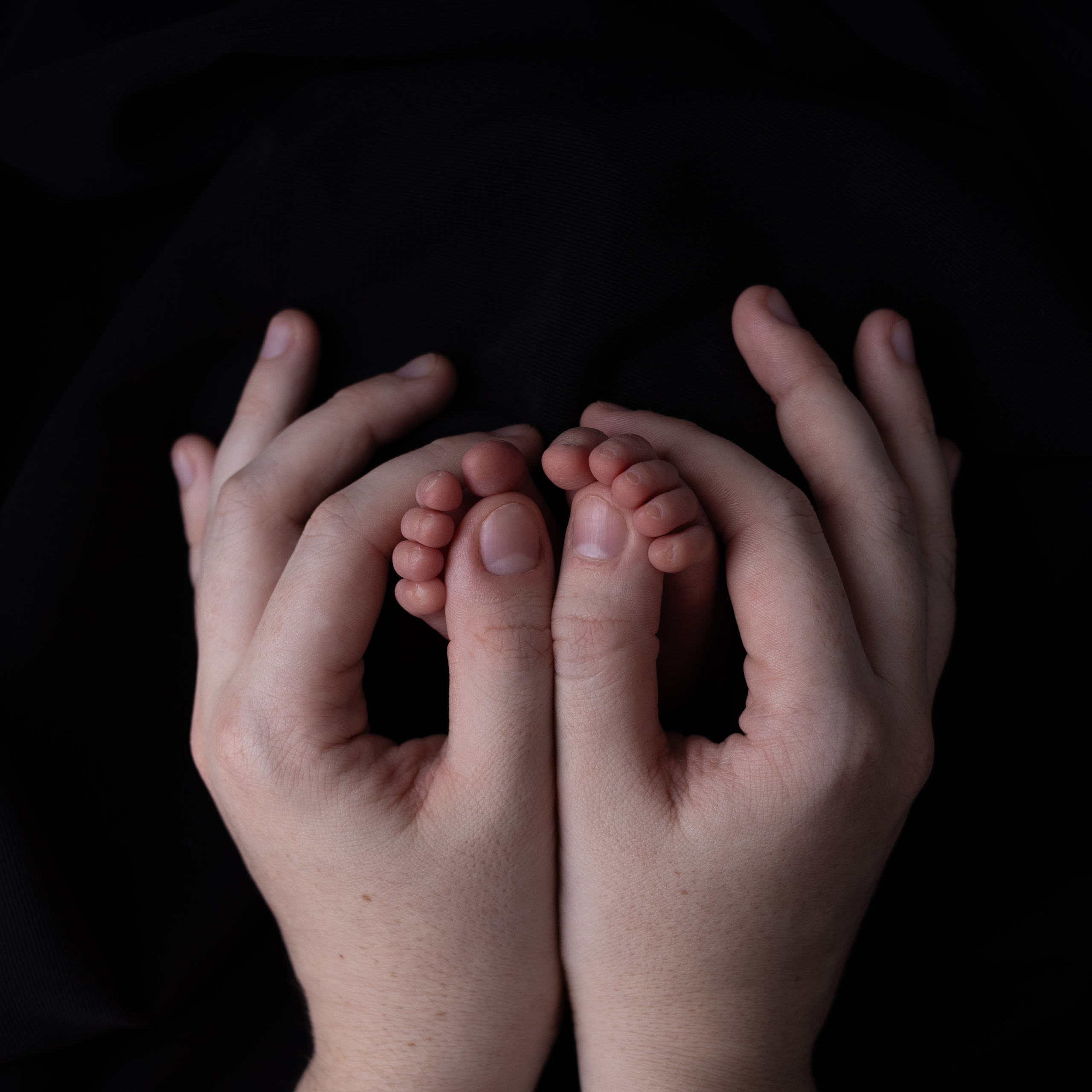 маленькие пальчики в сравнении с руками мамы