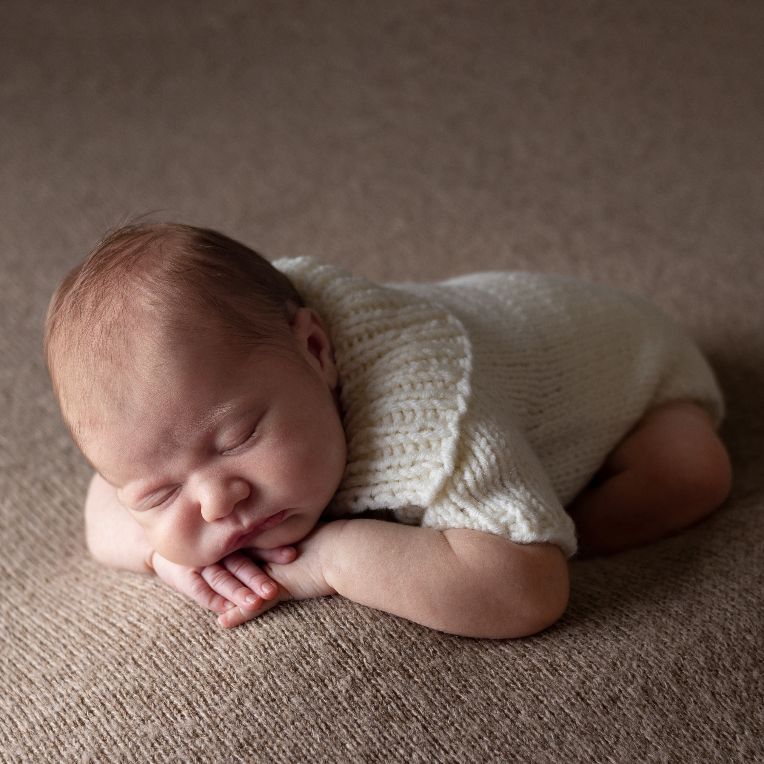 ручки под подбородком на трикотажном фоне