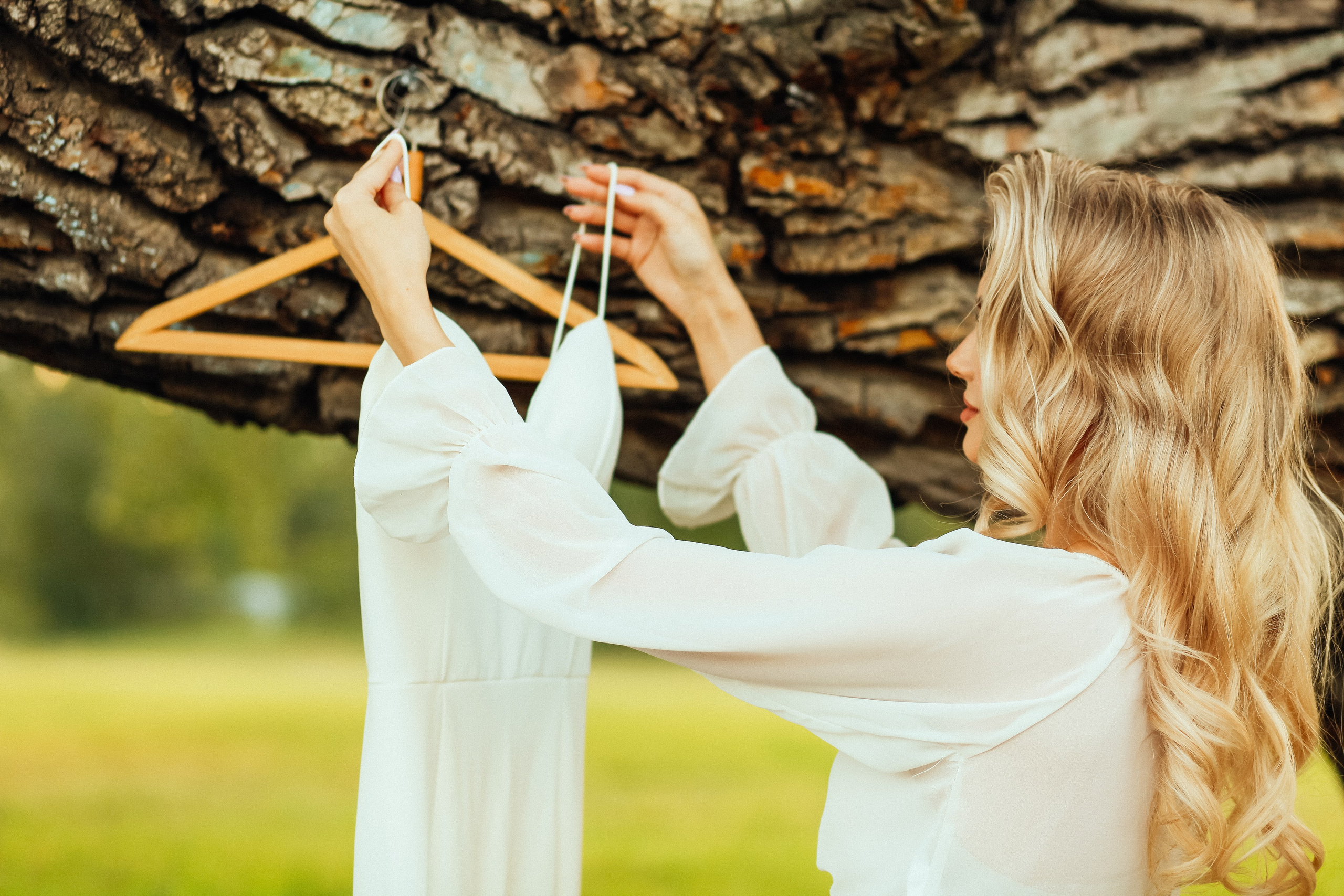 утро очень красивая невеста блондинка цветы природа лето декор дерево кровать виктория