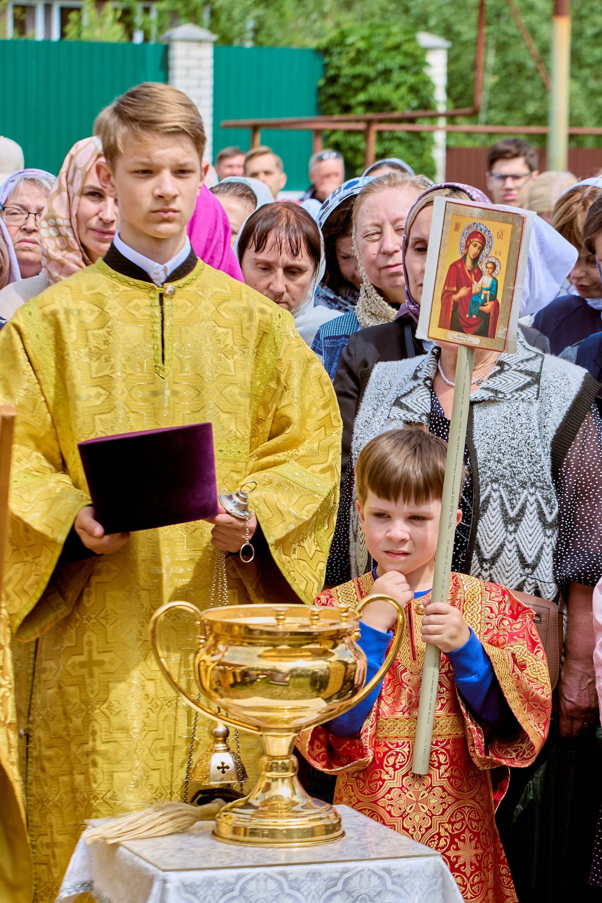 Алтарники у чаши с водой на молебне