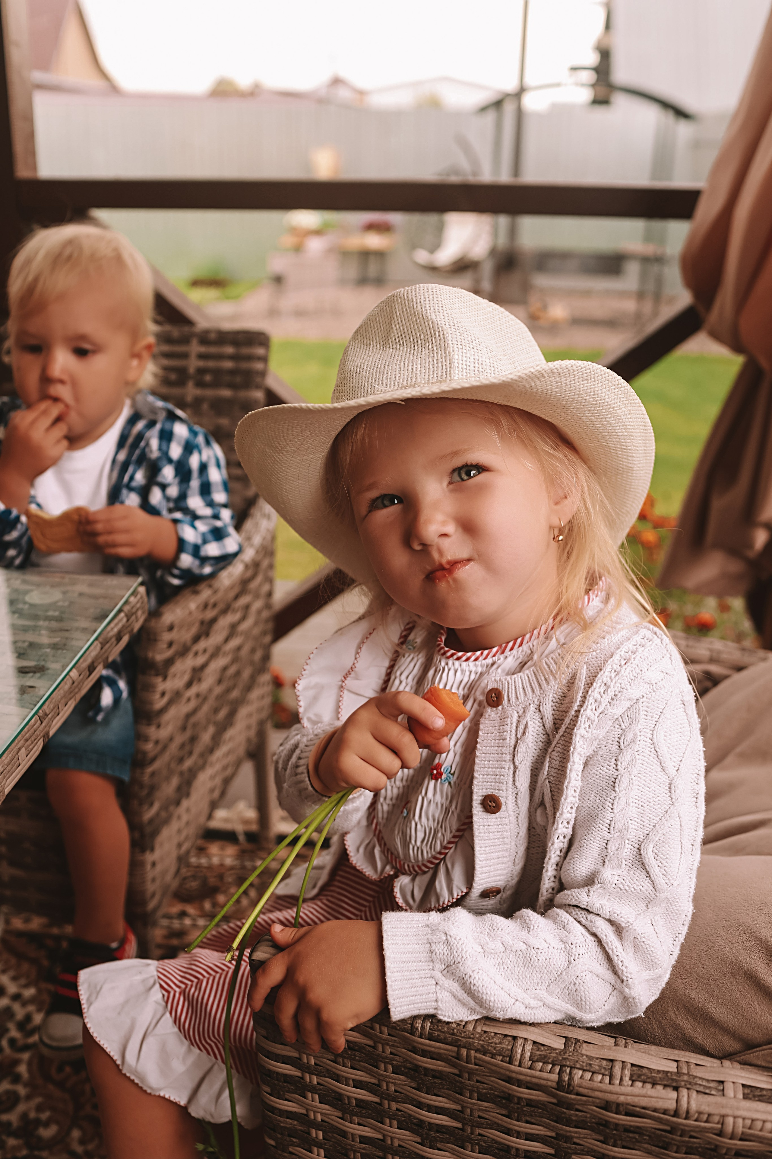 У дома. Семейный фотограф Тюмень, фотограф на роды Салмина Мария