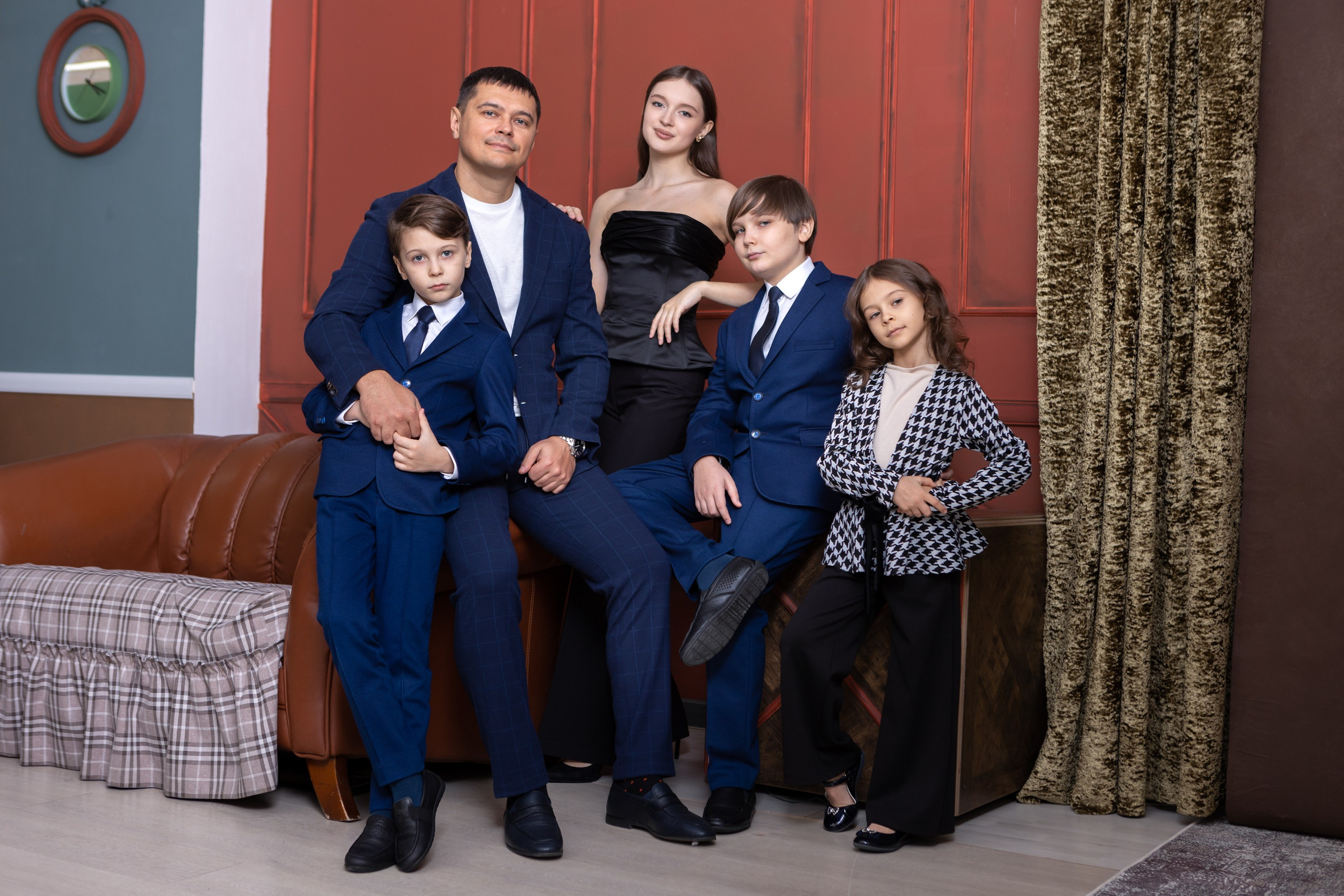 Семейная фотосессия в студии. Фотограф в Оренбурге. Профессиональный фотограф