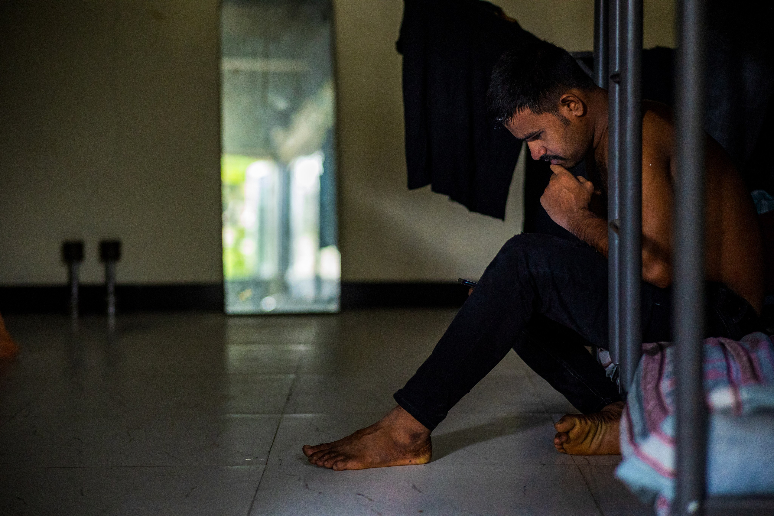 Уличная сцена с рикшей и прохожими в Индии, документальный стиль