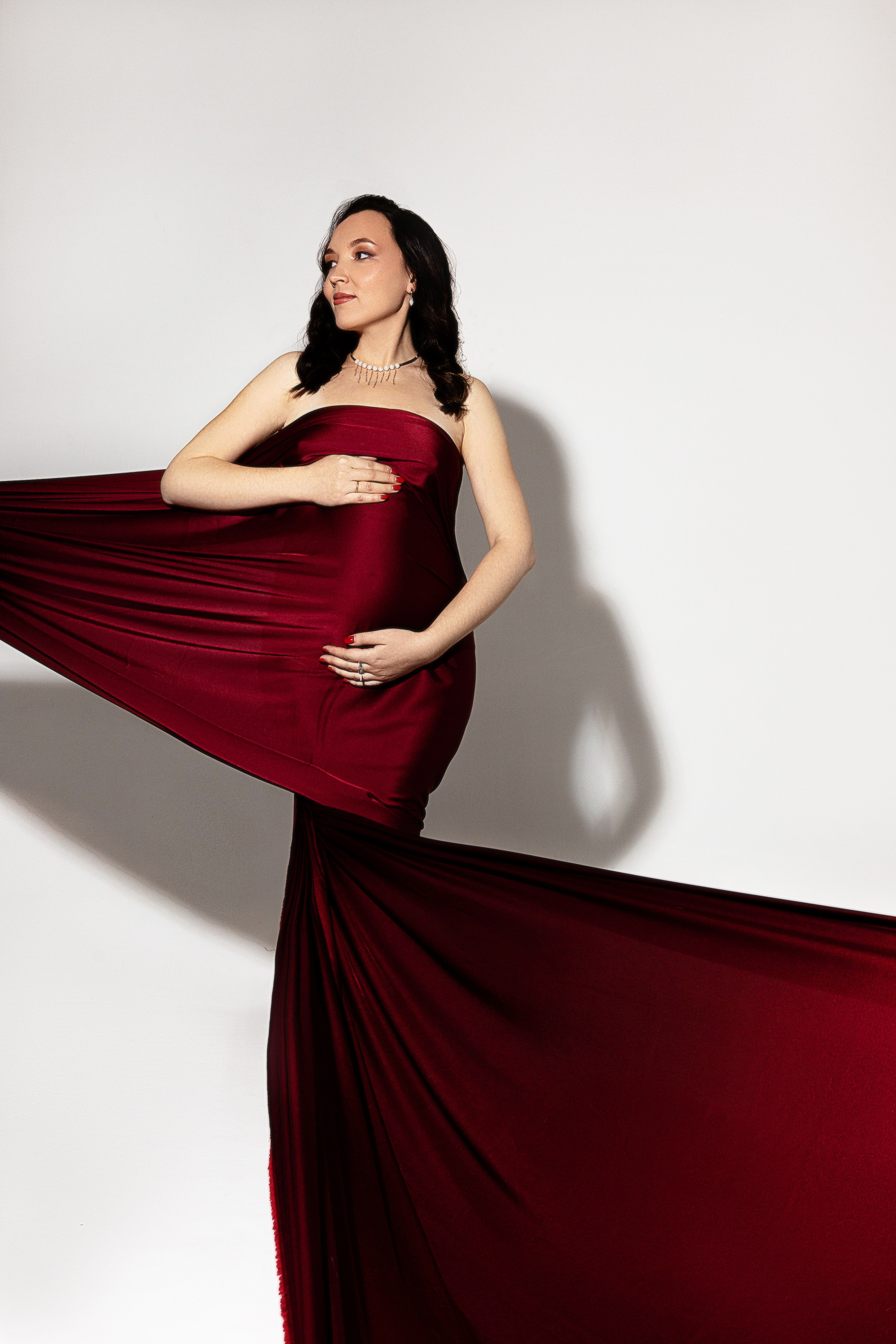 фото беременной в ткани. Красная ткань шелк для фотосессии беременностифотосессия беременности с мужем. Фотосессия беременной. Фотосессия беременных в тканях. Летящая ткань для беременных на съемке. Фотограф в иркутске. Фотограф беременности в иркутске. Фотограф беременных в тканях. Женская фотосессия. Фотосессия беременности с мужем. Портрет поколение наследие семейная фотография. семейная фотосессия. семейный фотограф в иркутске
