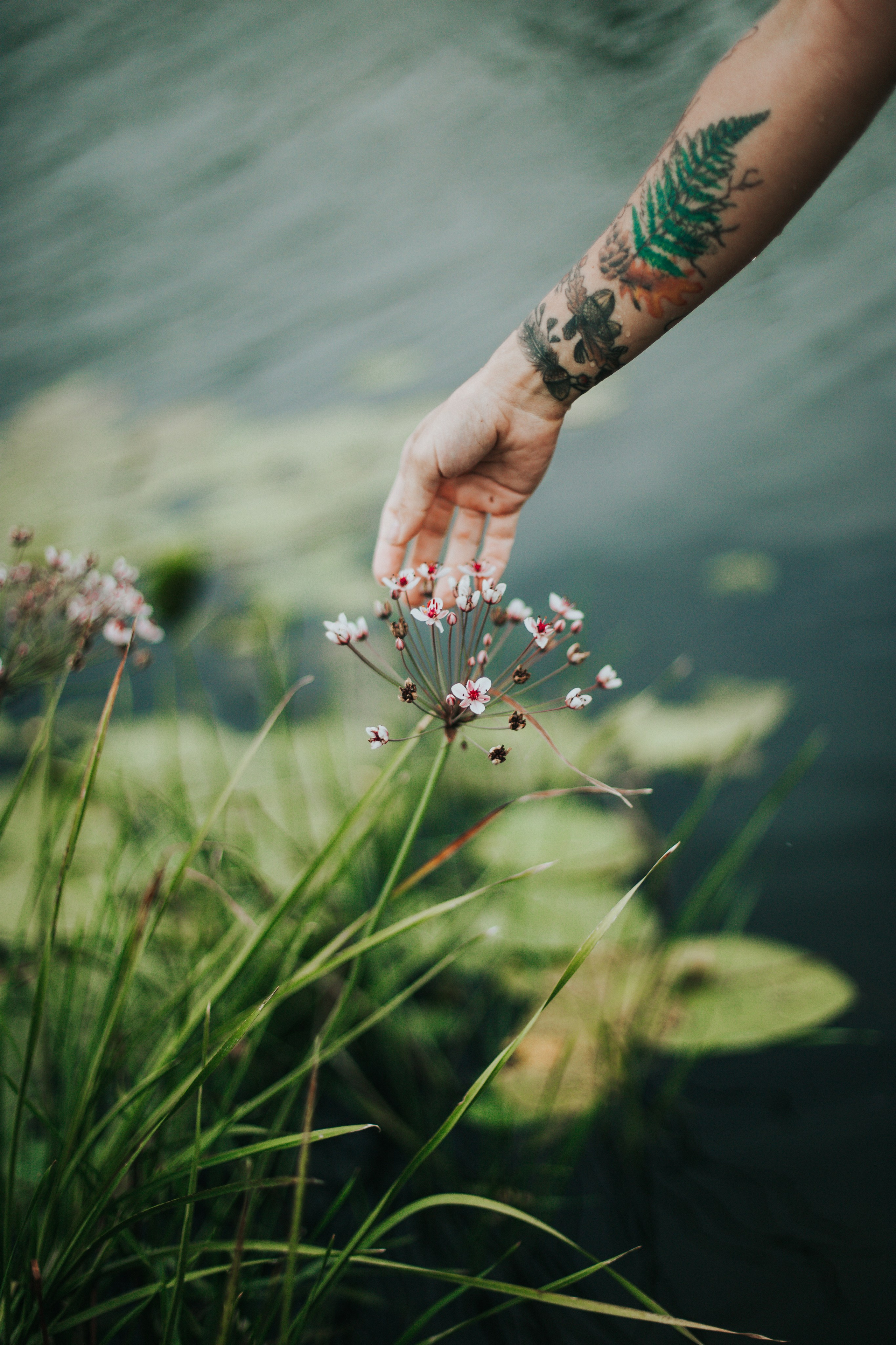 Есенин у реки. Фотограф в Нижнем Новгороде