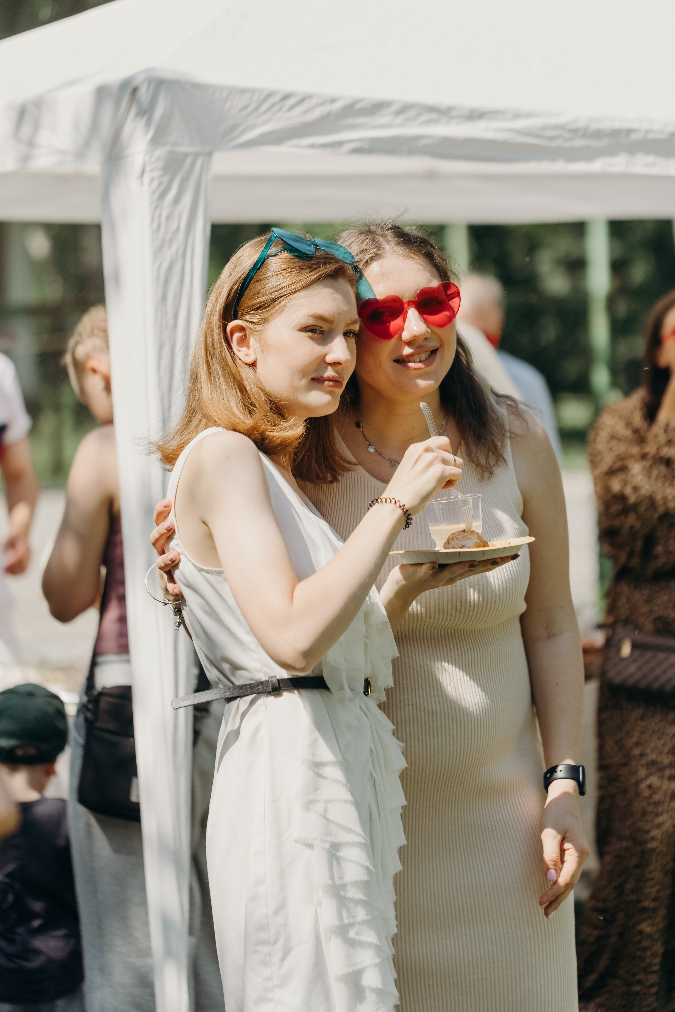 Беременная девушка с подругой на вечеринке