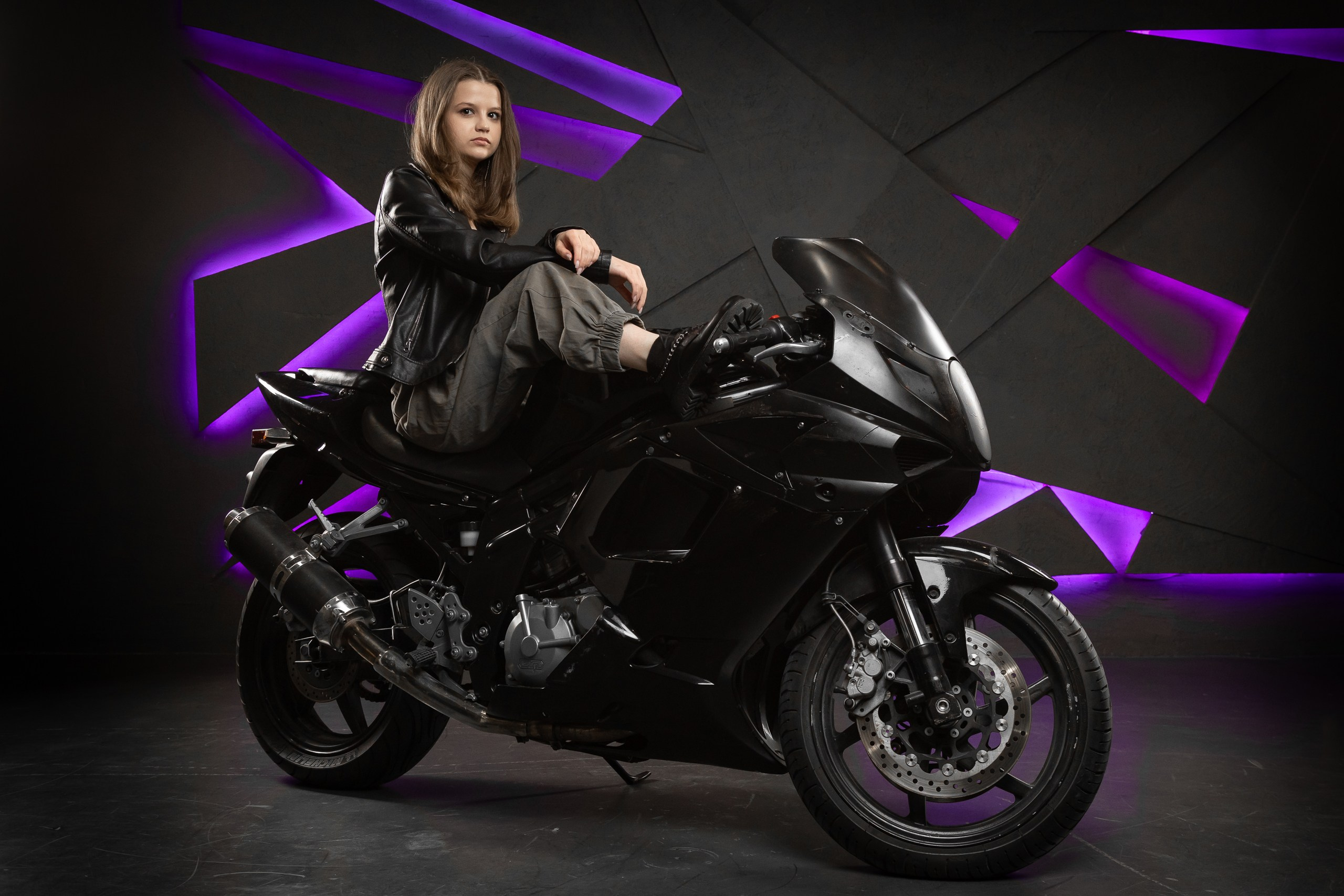 Фотосессия в студии с мотоциклом и доберманами. Фотограф в Санкт-Петербурге — Сергей Петров