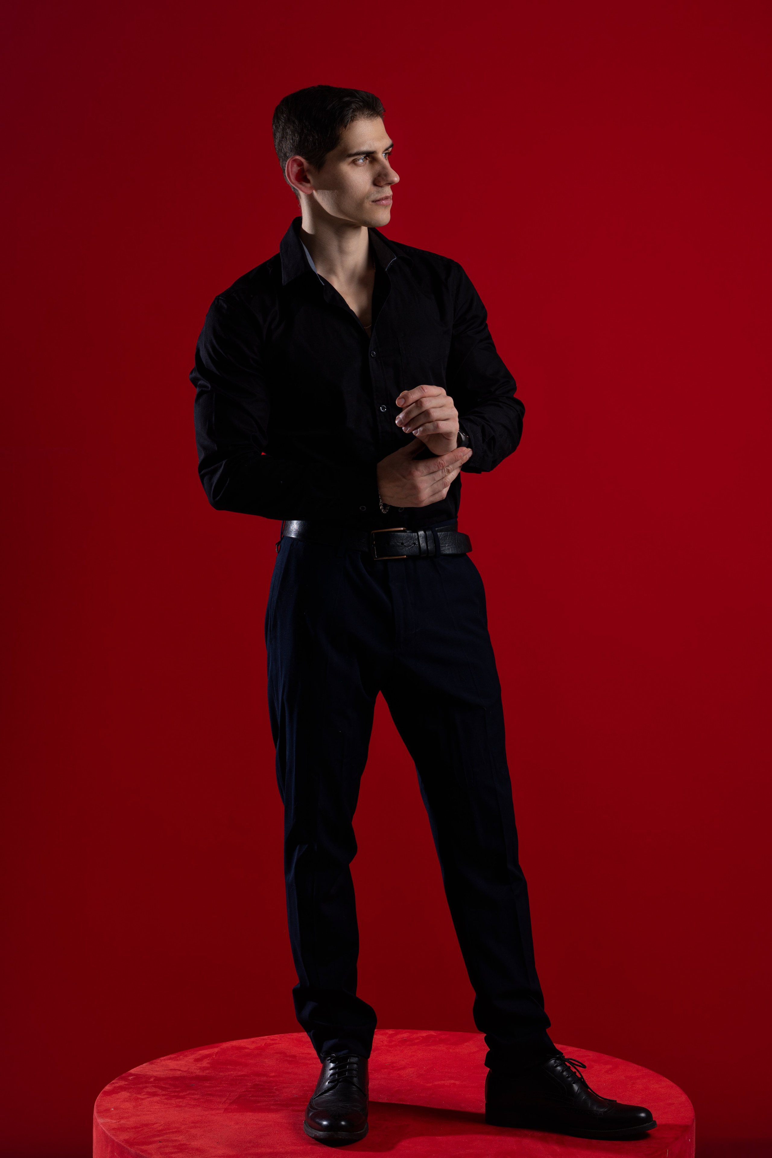 Новогодняя спортивная фотосессиия в студии в костюме деда мороза в Воронеже