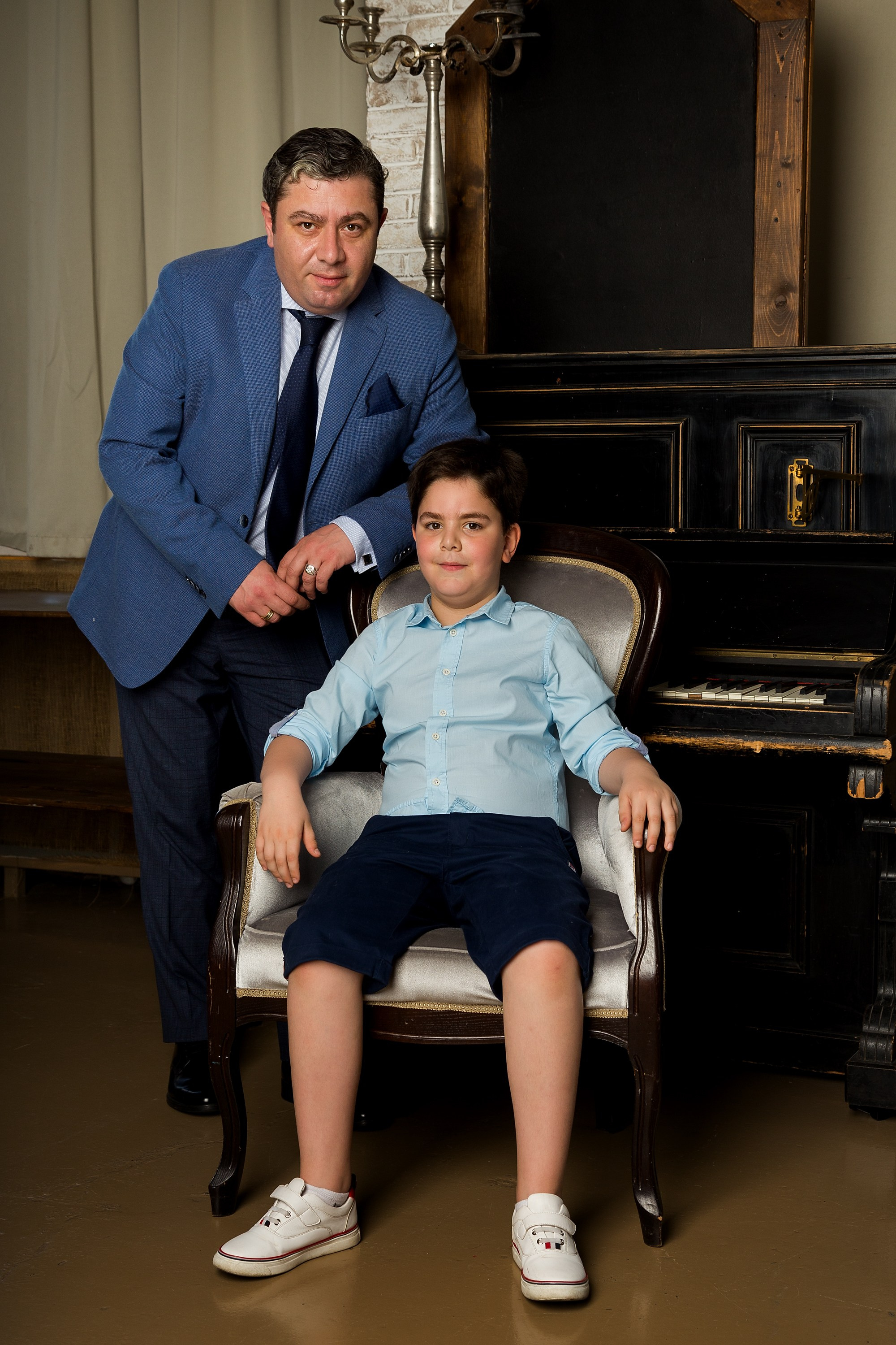папа и сын в кресле на фоне пианино