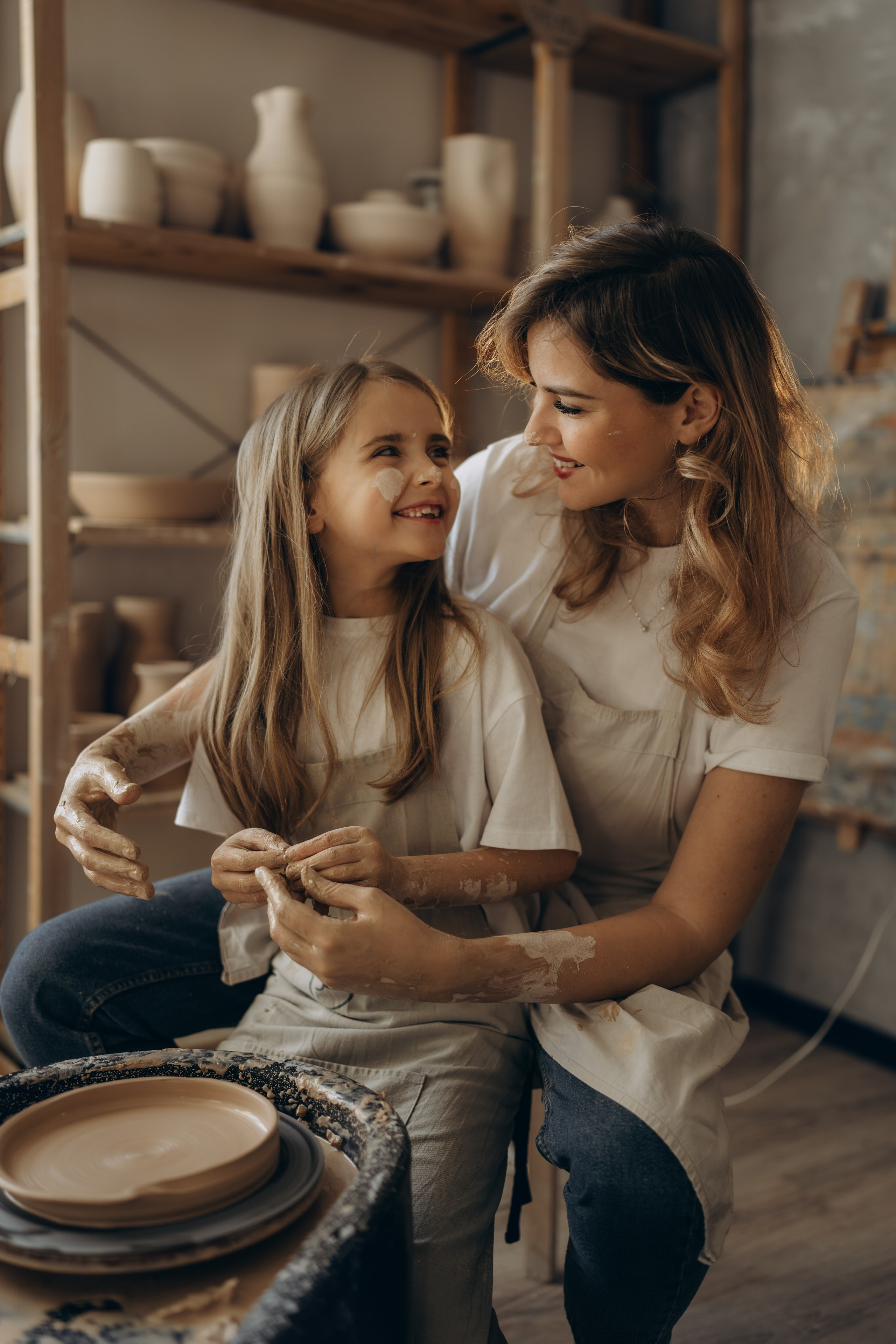 В гончарной мастерской. Семейный фотограф Москва. Фотограф беременности и материнства Москва