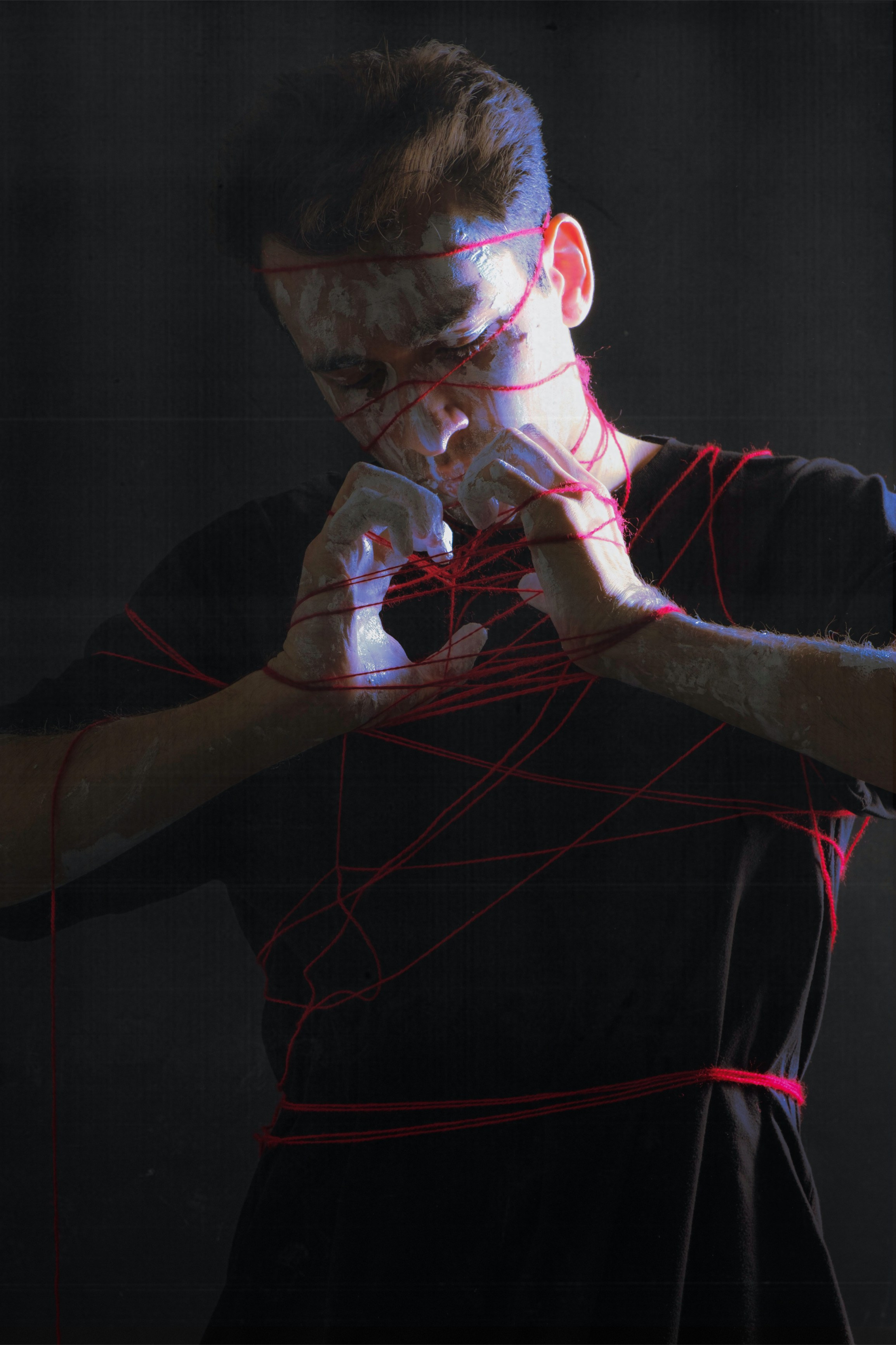 Эмоции. Краска и красные нити. Мари — фотограф и видеограф из Москвы