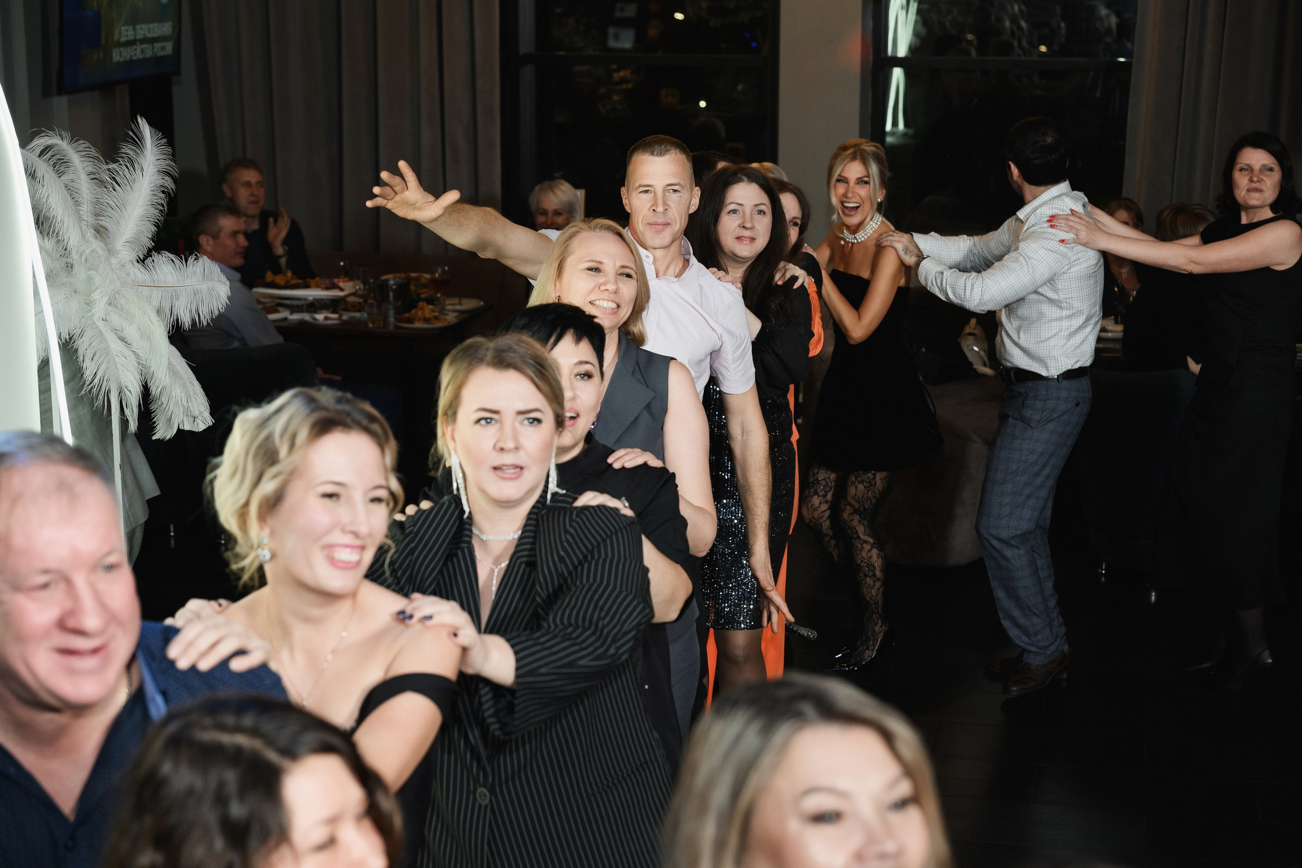 Профессиональная фотосъемка корпоратива в кафе в Петропавловске-Камчатском. Фотограф на корпоратив в кафе в Петропавловске-Камчатском запечатлеет живые эмоции и атмосферу праздника. Яркие и естественные фото с корпоративного мероприятия в кафе в Петропавловске-Камчатском. Цены и услуги на фотосъемку корпоратива в Петропавловске-Камчатском.