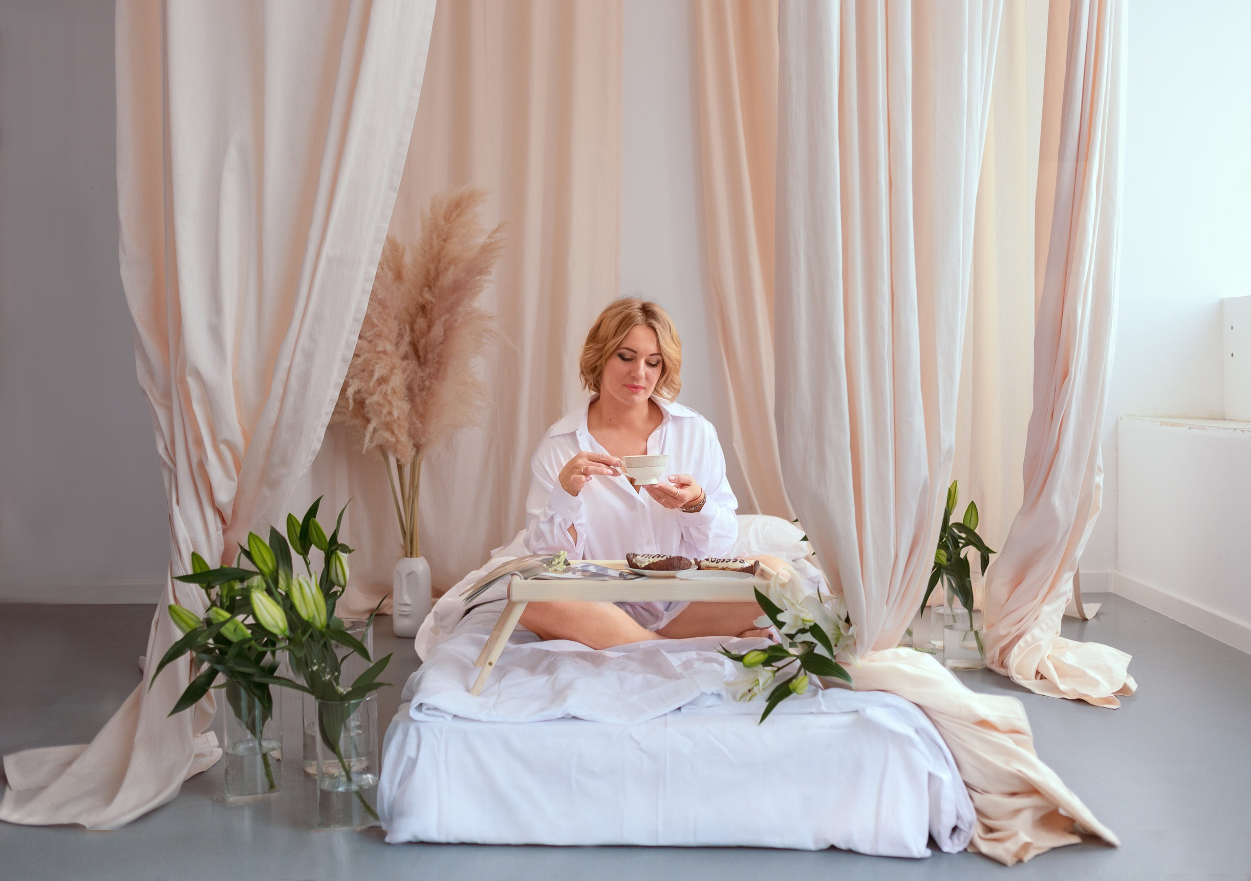 Фотосессия девушки в студии с бантом Смоленск Починок