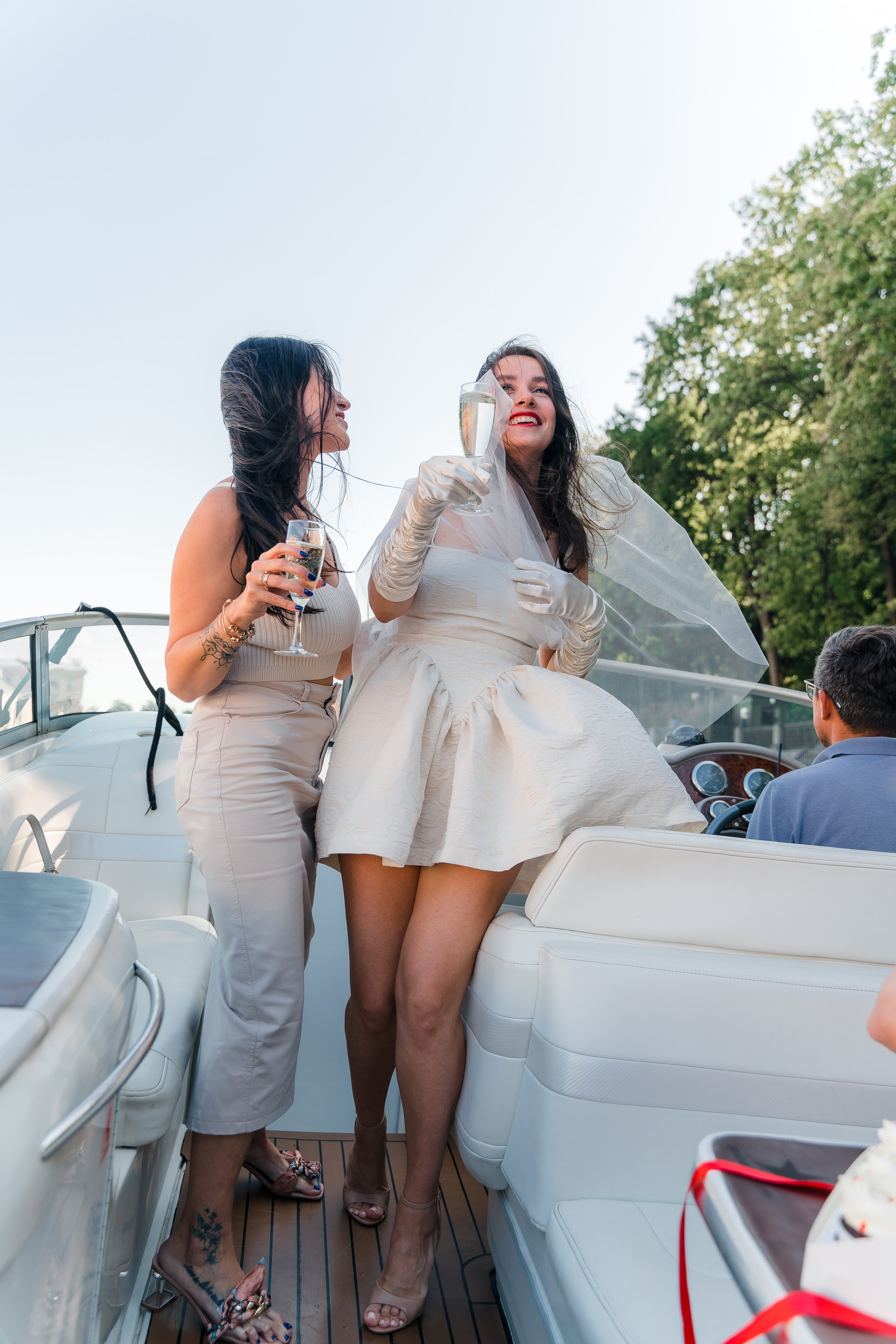 Фотосъемка девичника, встреча девушек, веселые женские портреты