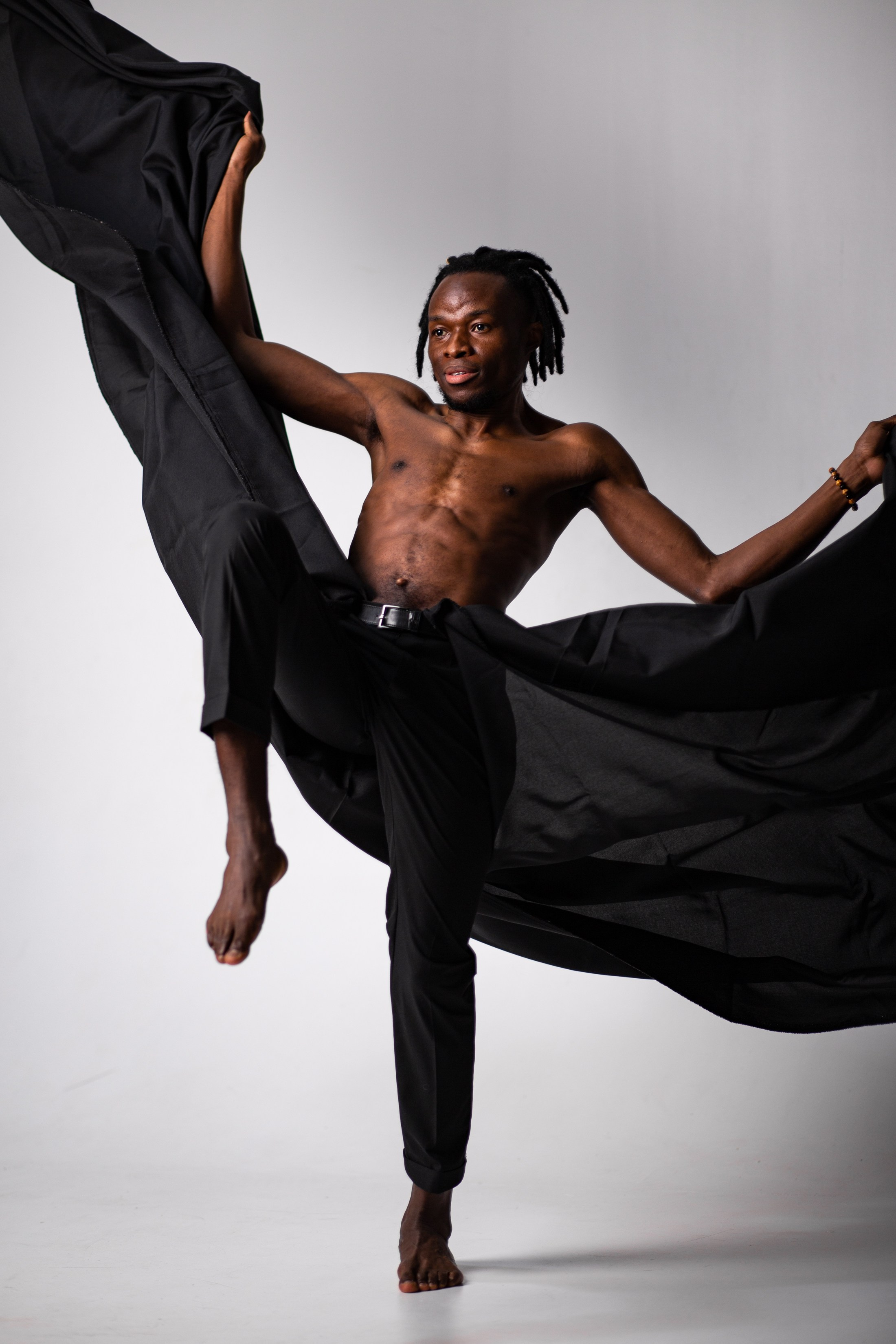 Крылья у чернокожего парня