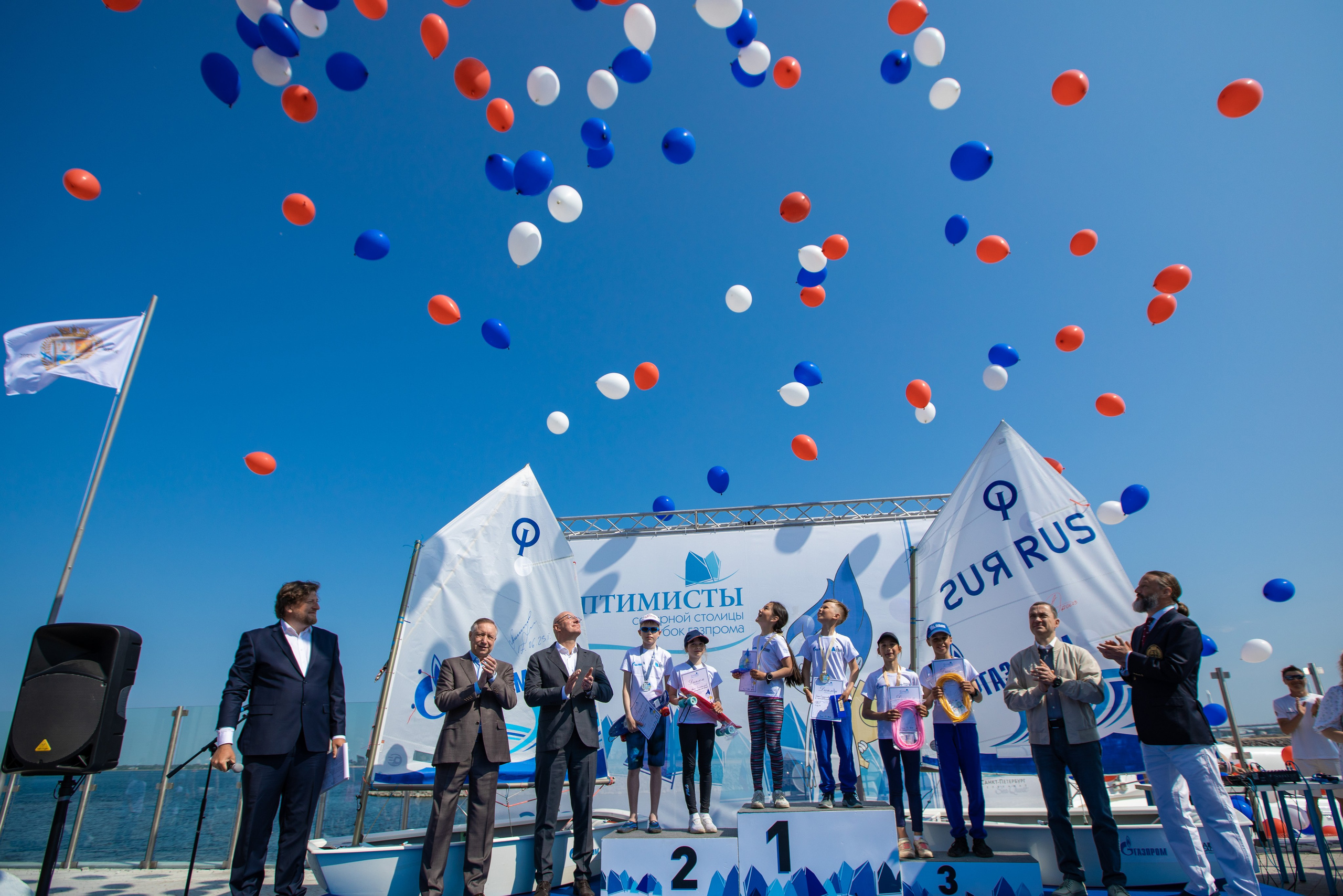 Победители регаты и высокие гости на открытии яхтенного порта Смоленка в Петербурге. 