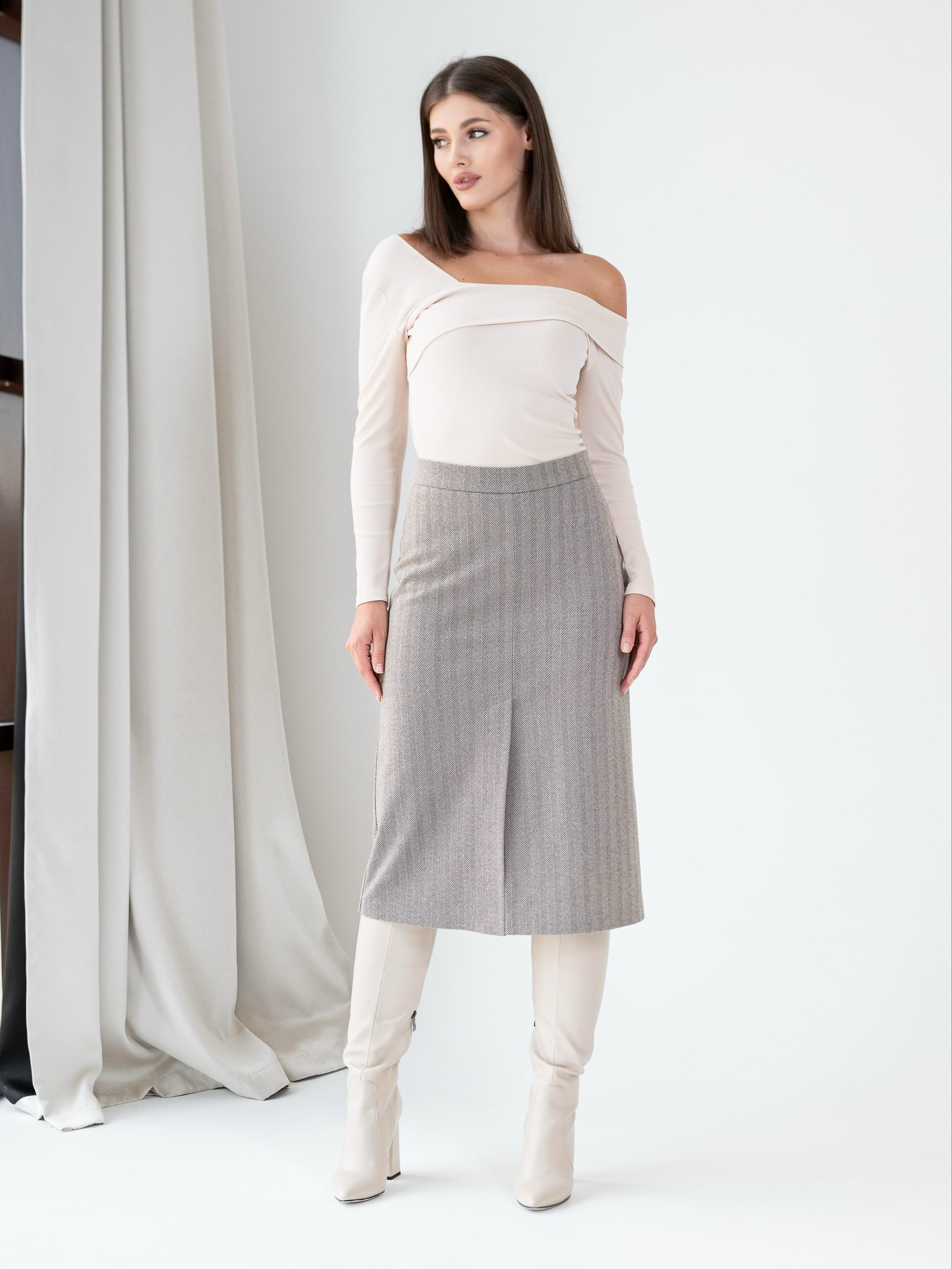 Юбки классика серый фон+интерьер. Предметный фотограф, фото для маркетплейсов Пятигорск, КМВ