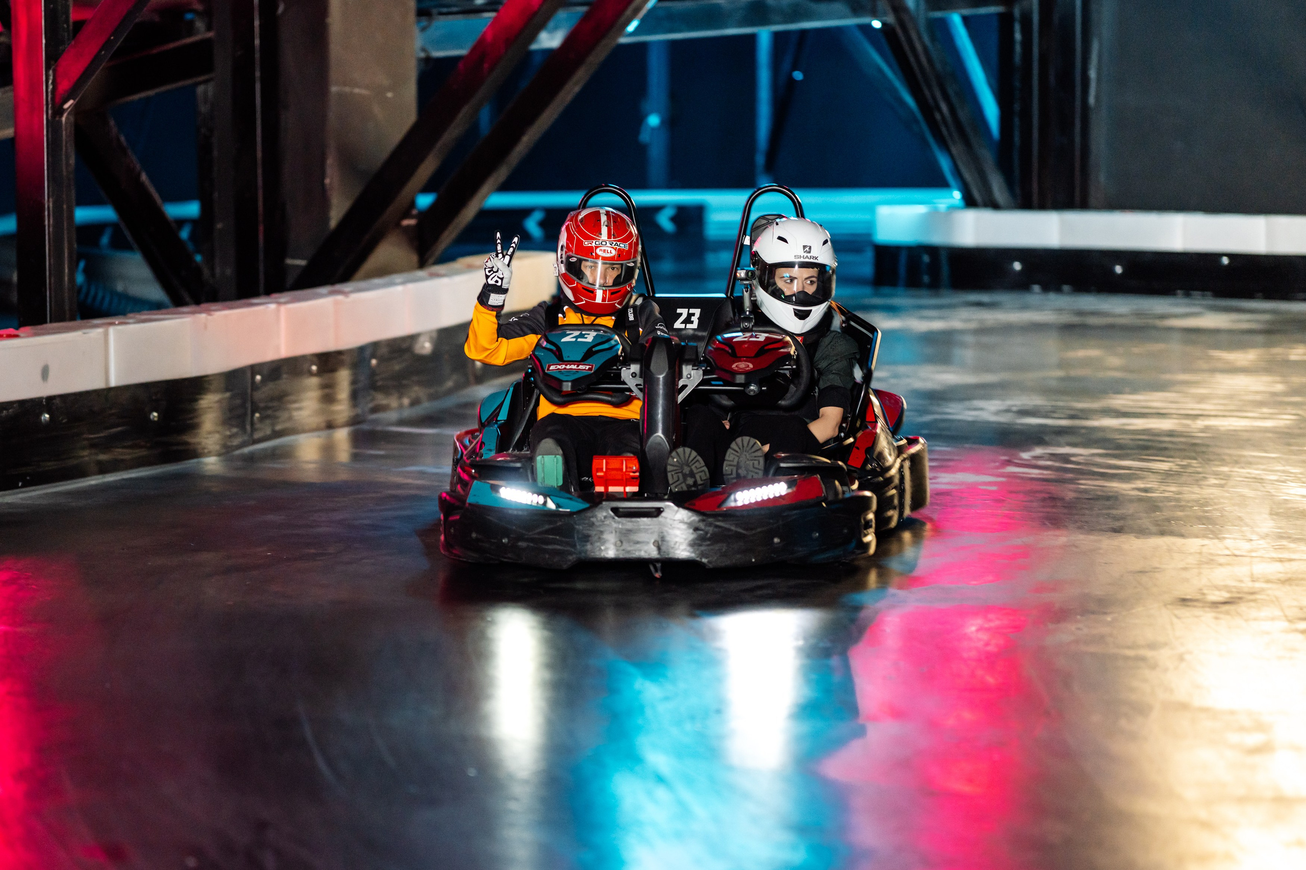 гонка на двухместном карте в крытом картодроме