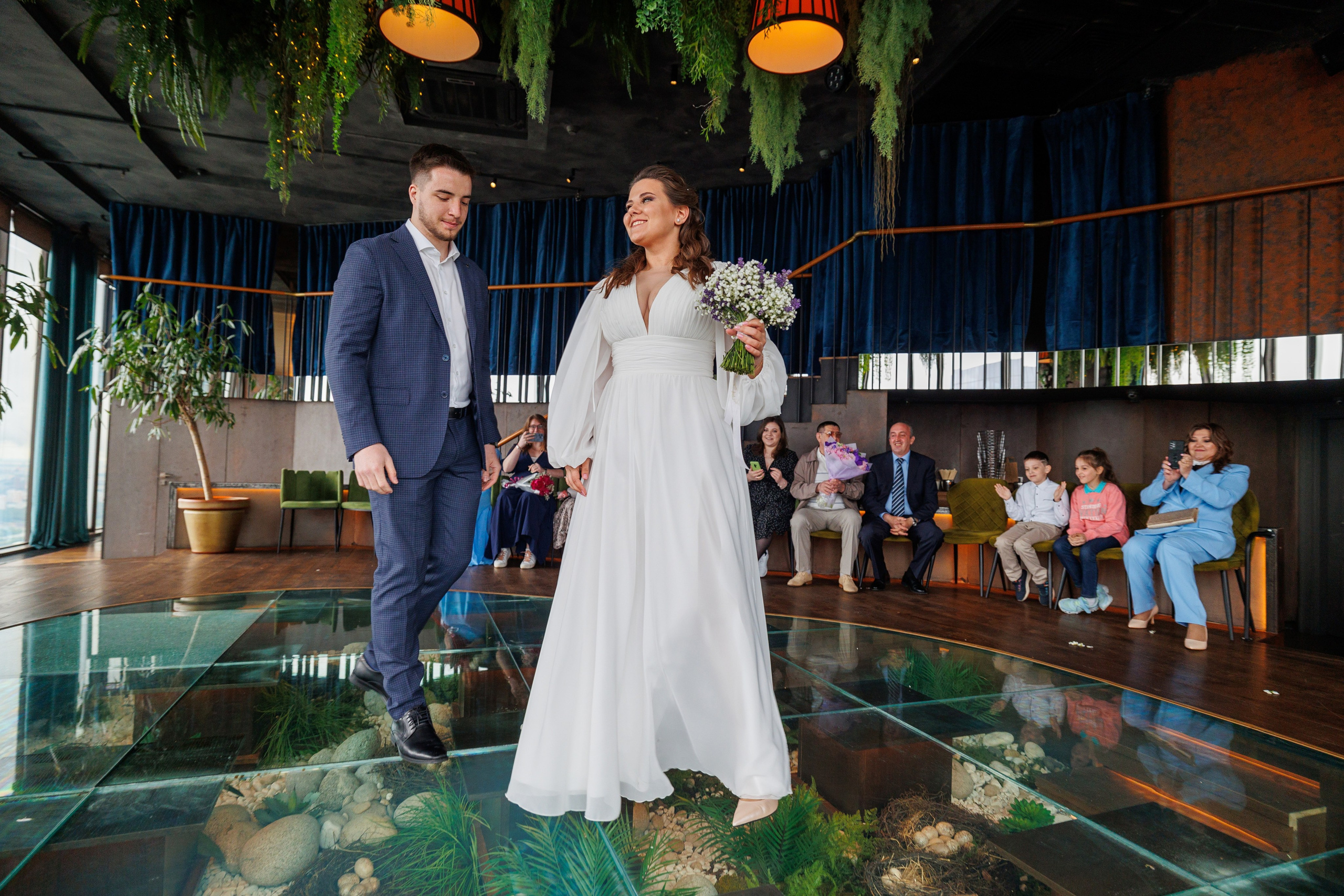 Фотограф на регистрацию в ЗАГС Москва Сити Birds Башня ОКО. Примеры фото, отзывы молодоженов и заявка на регистрацию через официальный сайт.