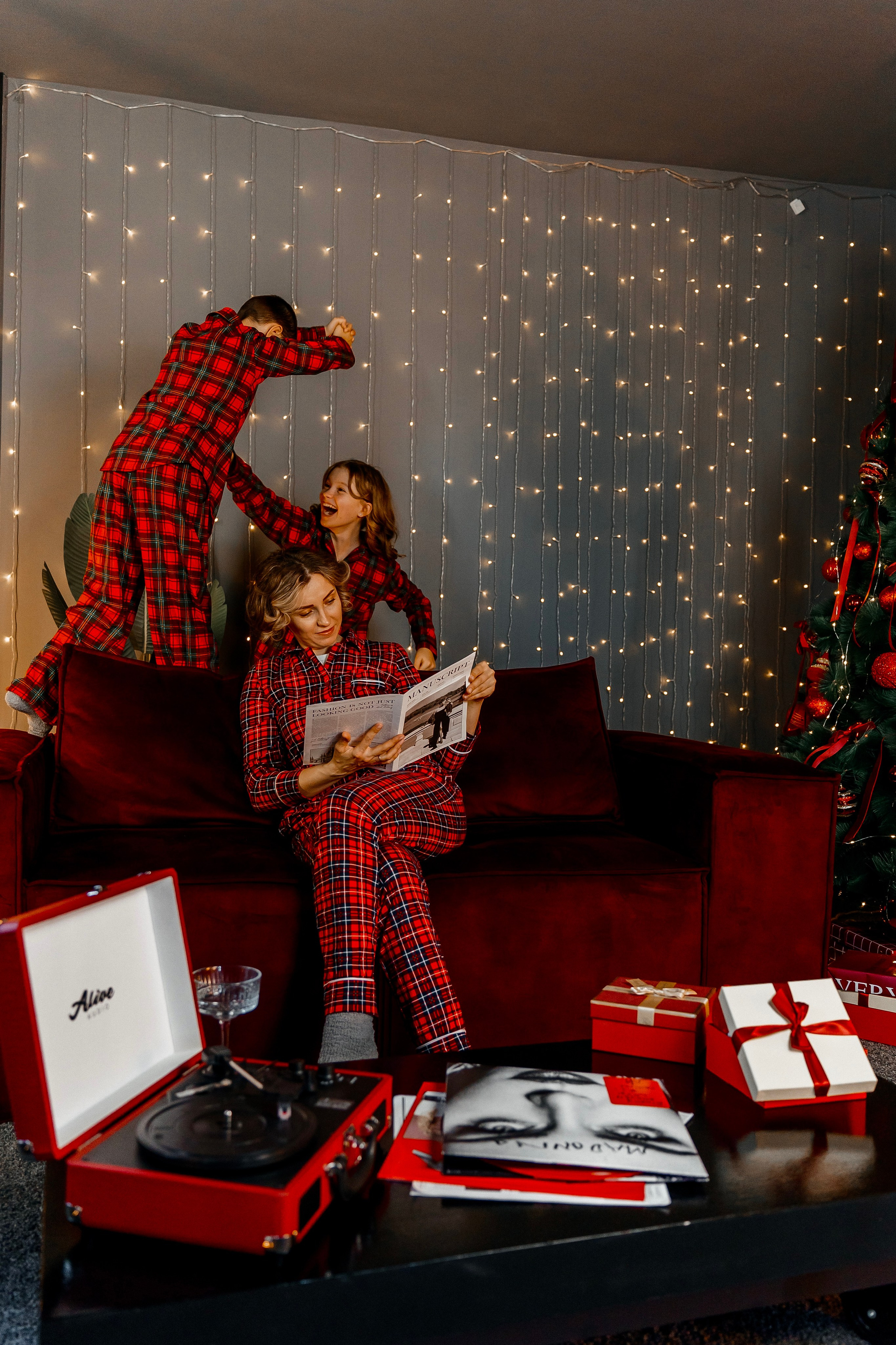 Ночь перед Рождеством. Для тех, кто не ждёт удачи, а создаёт её. Каждая фотосессия — это твой момент, твой стиль, твой успех. 📸