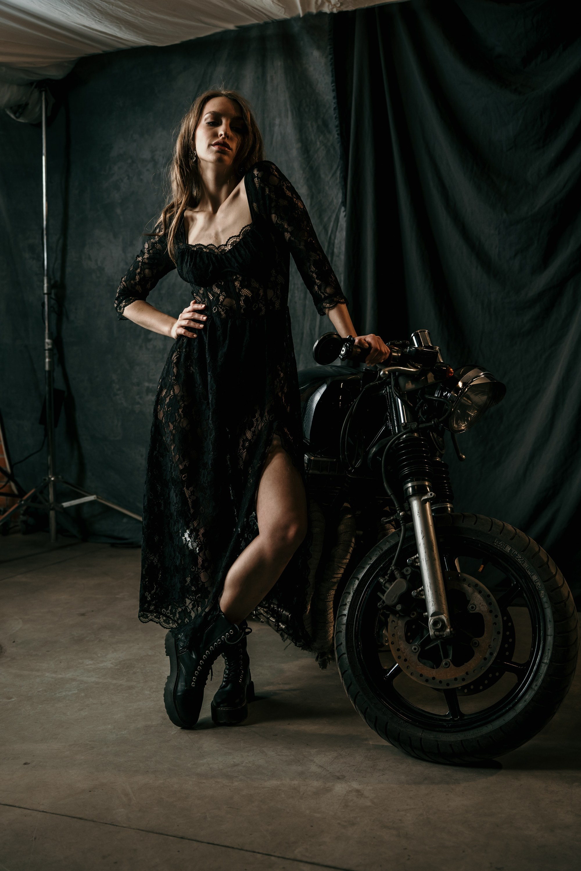 Девушки-байкеры — Фотосессия с мотоциклом в Питере. Свадебный, семейный, портретный, репортажный фотограф в Санкт-Петербурге