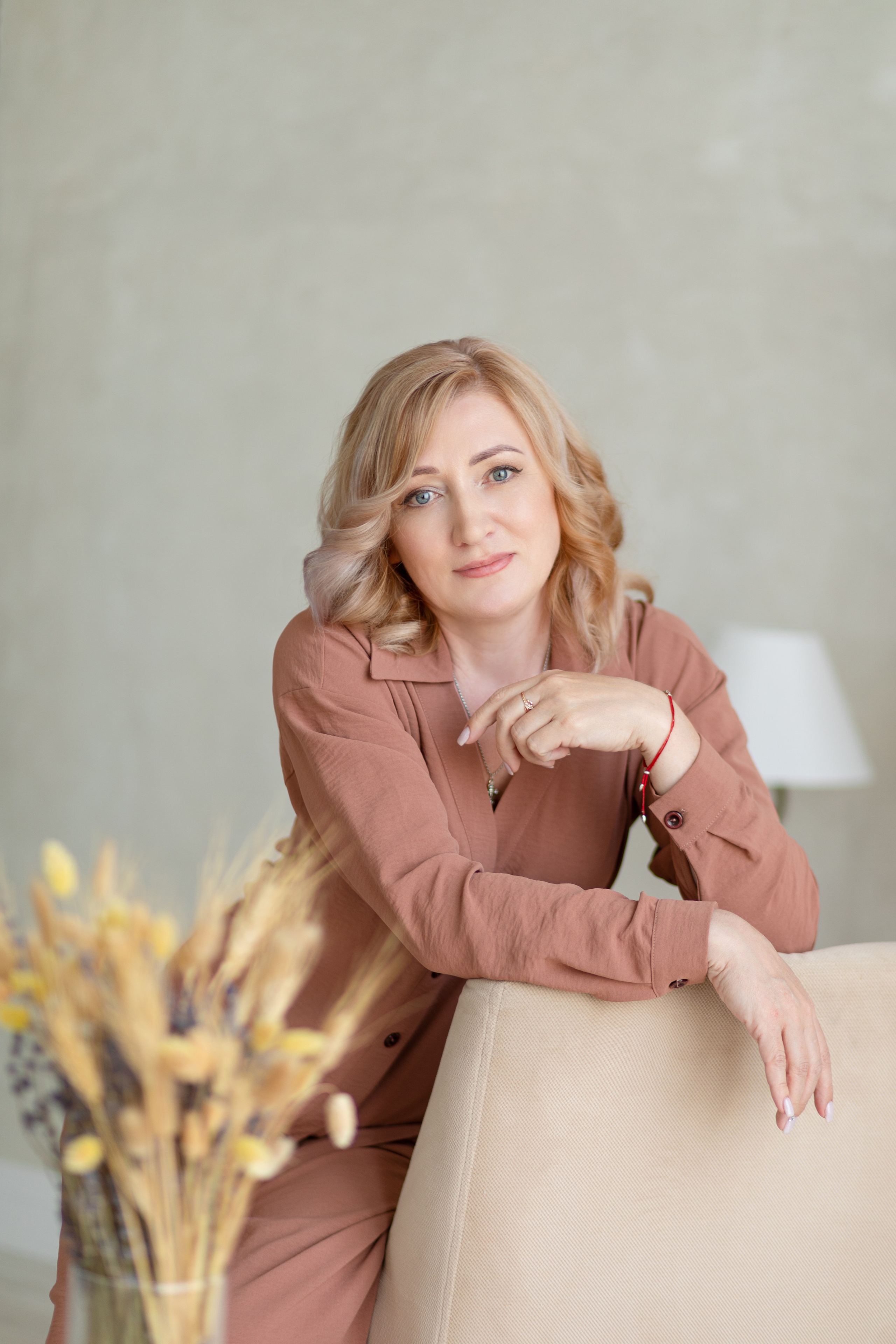 Классический женский портрет в интерьерной студии