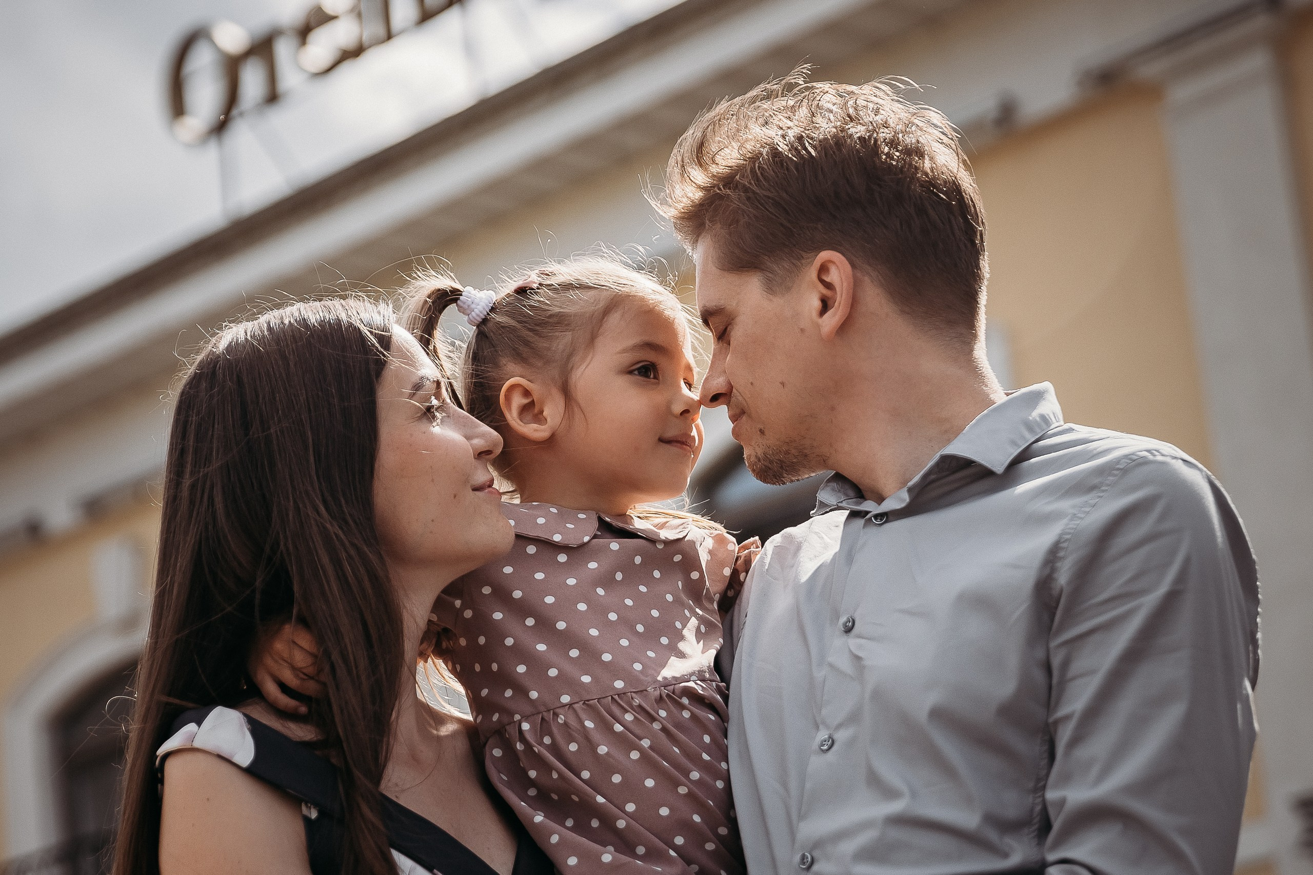 Алиса мама и папа на прогулке. Маша Гонтарь Семейный домашний репортажный фотограф в Санкт-Петербурге