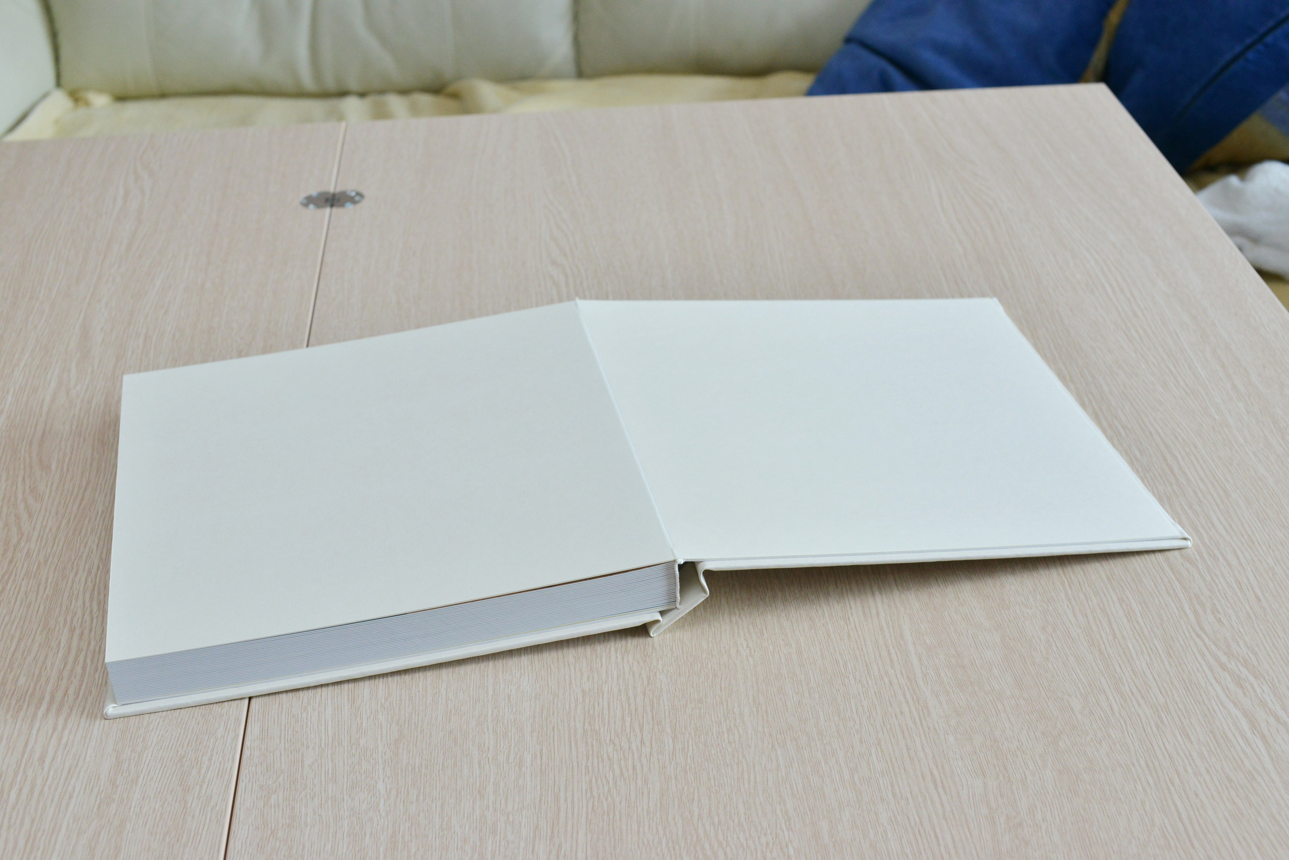 Фотокнига 30х30 в тканевой обложке. Раскрывается на 180 градусов.