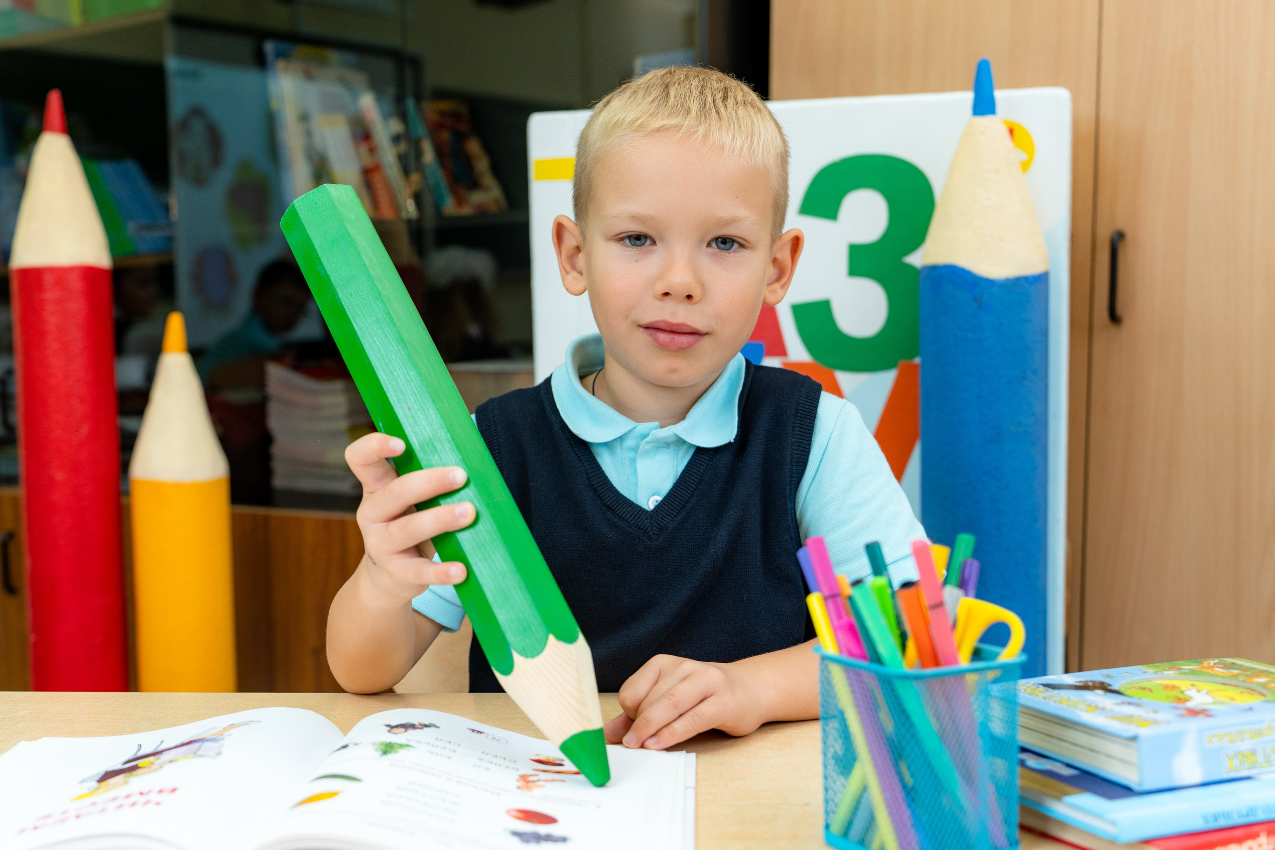 Фотосессия класса в кабинете. Улыбка выездная фотостудия Красноярск