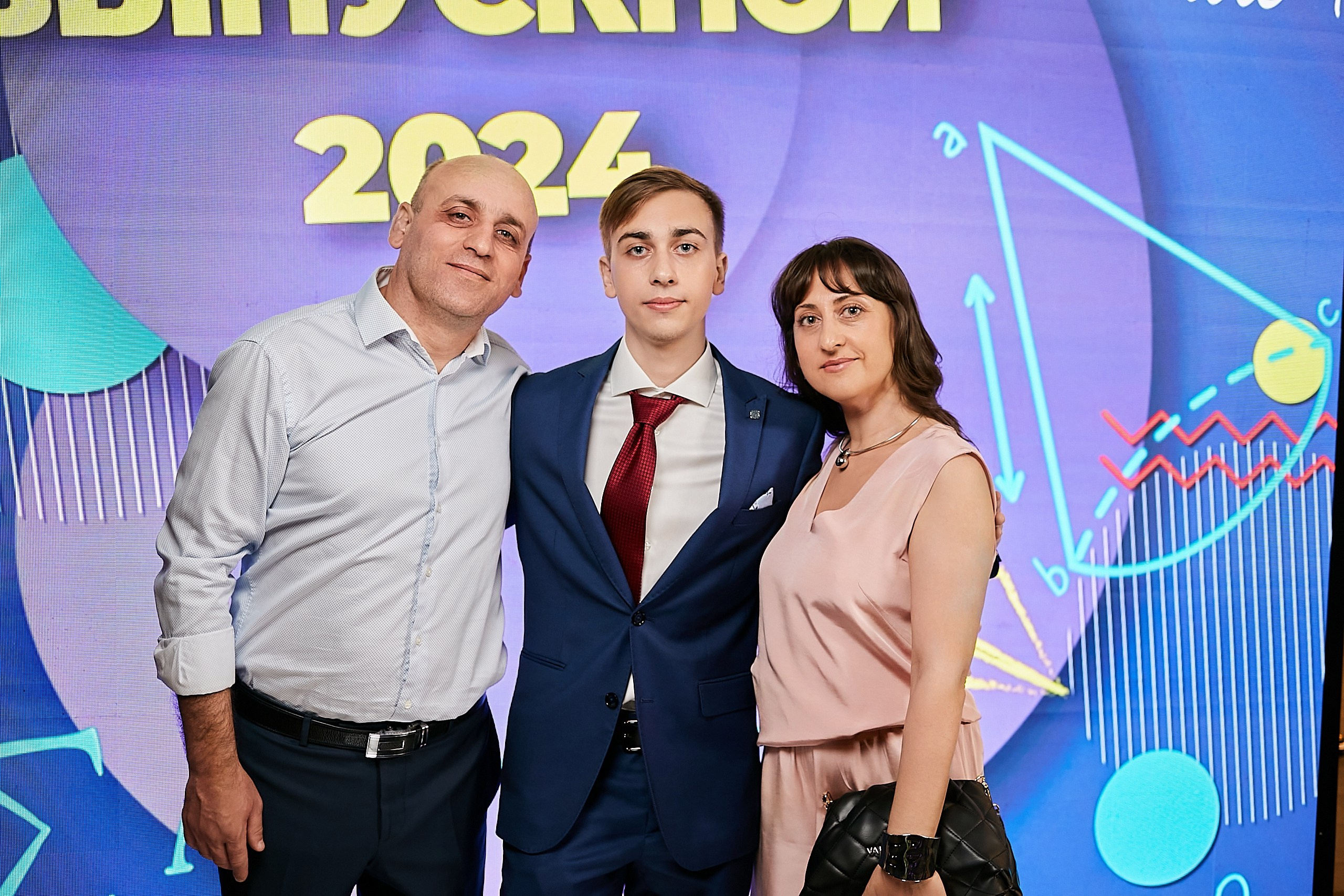 Выпускной 2024 концертный зал Академия ВТБ. Фотограф и Видеограф в Москве. Олег Корушев