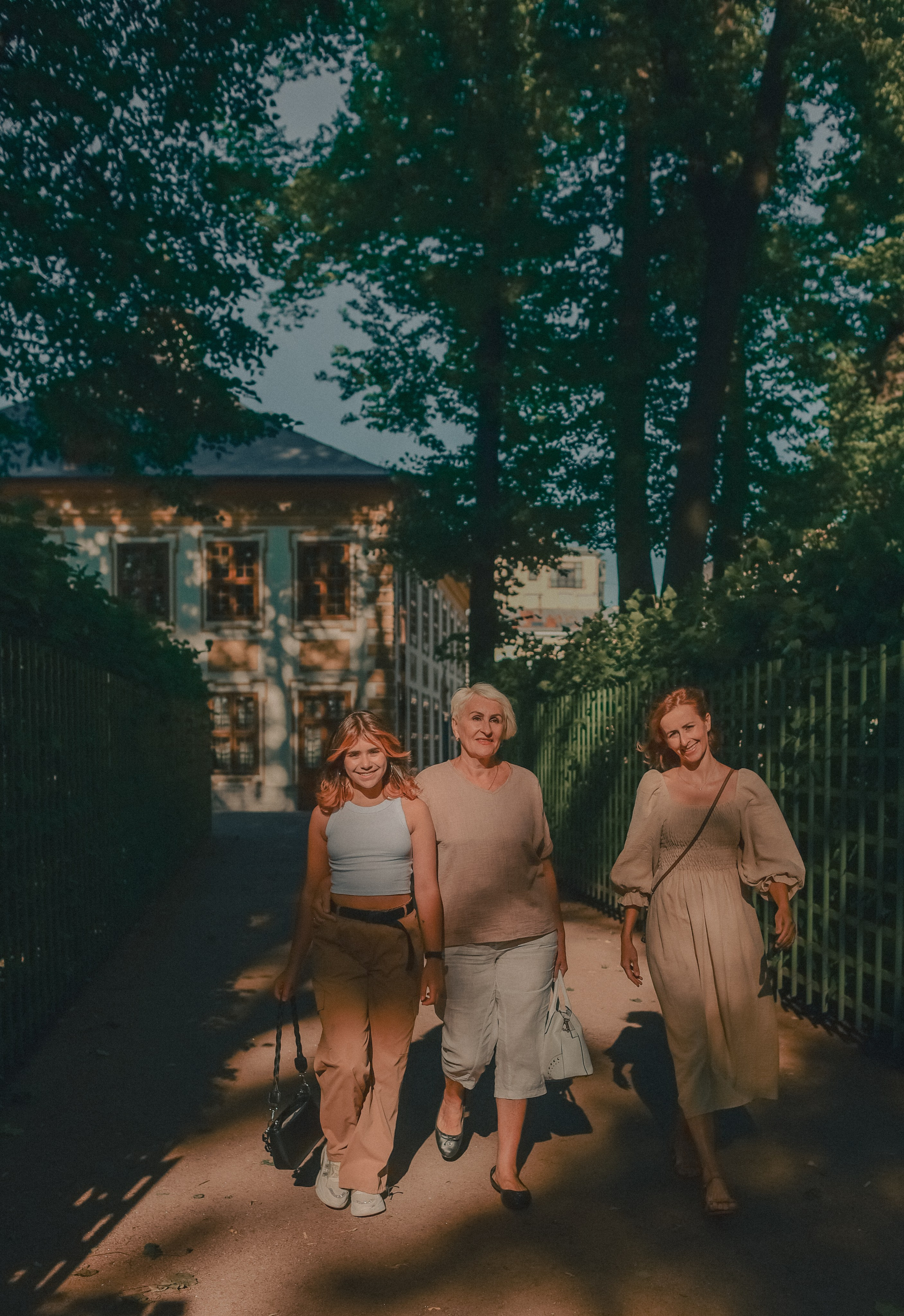 Фотосессия в Летнем саду. Анна, Татьяна, Злата и Эвелина. Семейный и свадебный фотограф в Санкт-Петербурге Яна