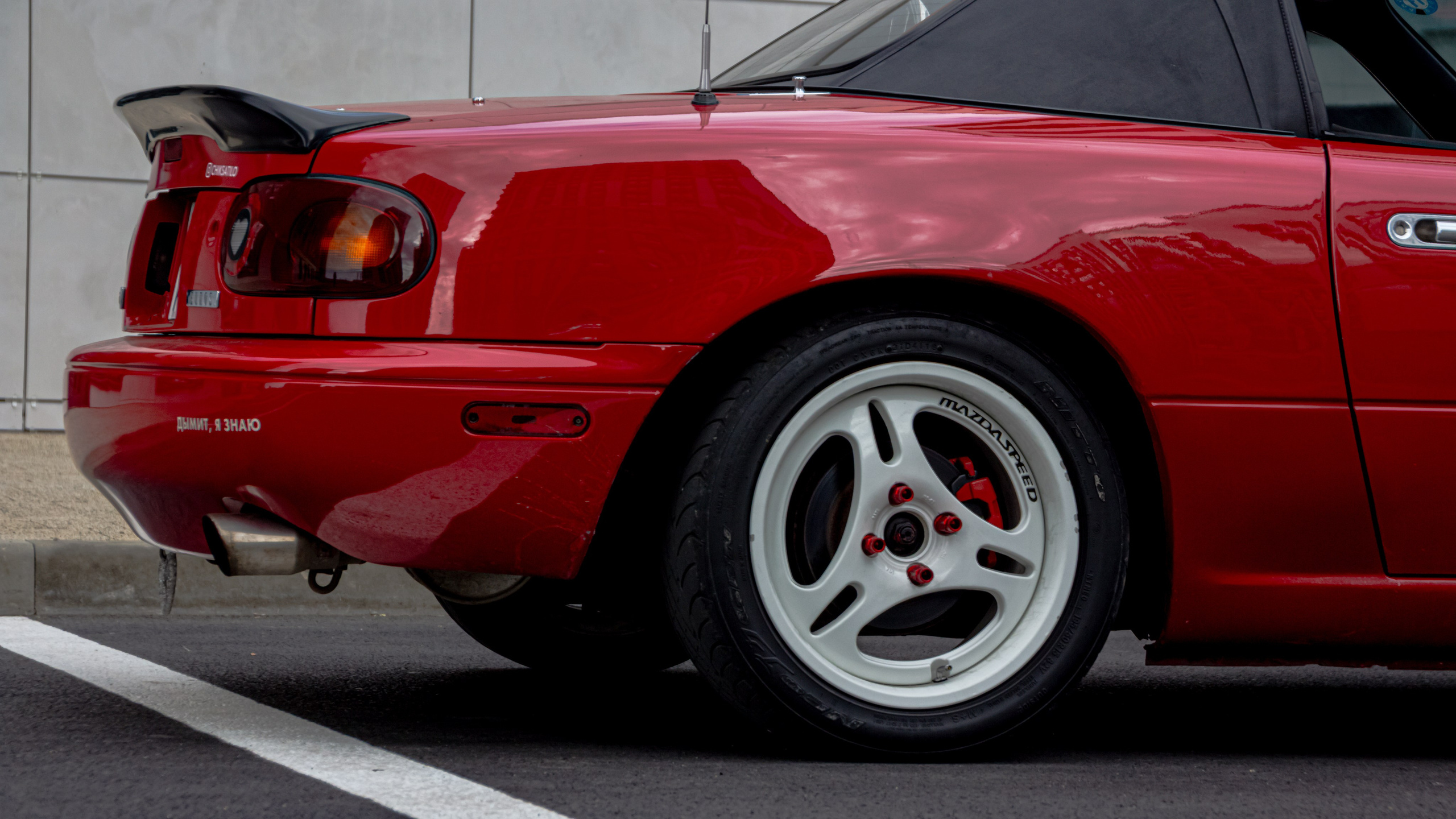 Фото Mazda MX-5 Miata (Eunos Roadster) NA: красный родстер