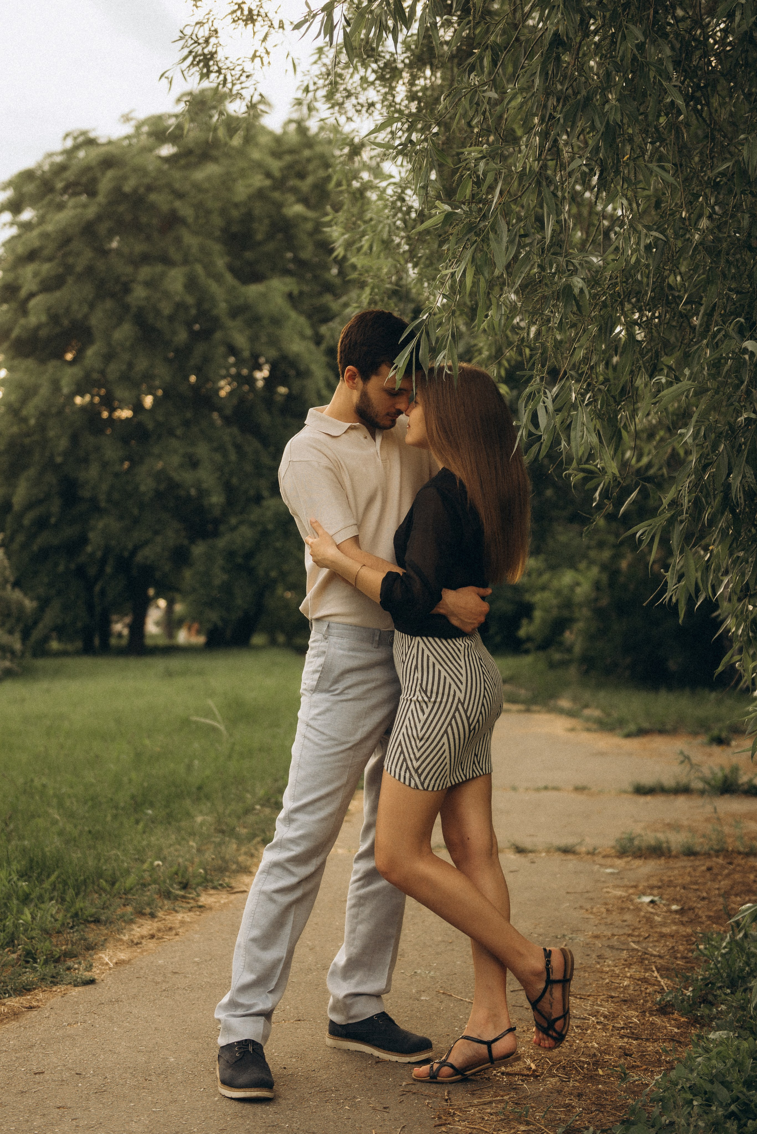 Объятия пары на аллее парка. Летний лайфстайл-портрет, фотосессия на Михайловской набережной в Новосибирске, Василий Дан.