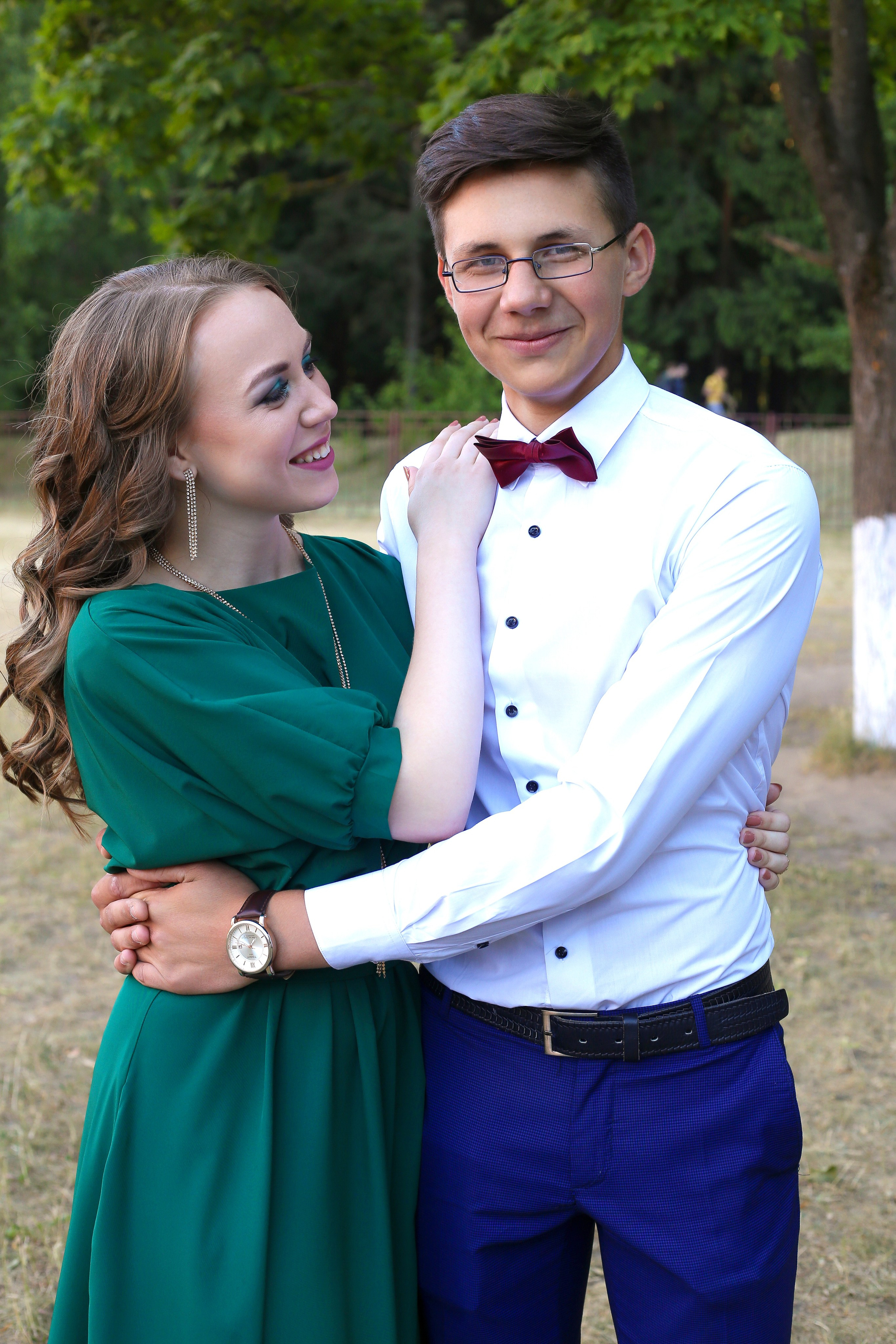 нарядные выпускники парень и девушка на выпускном вечере