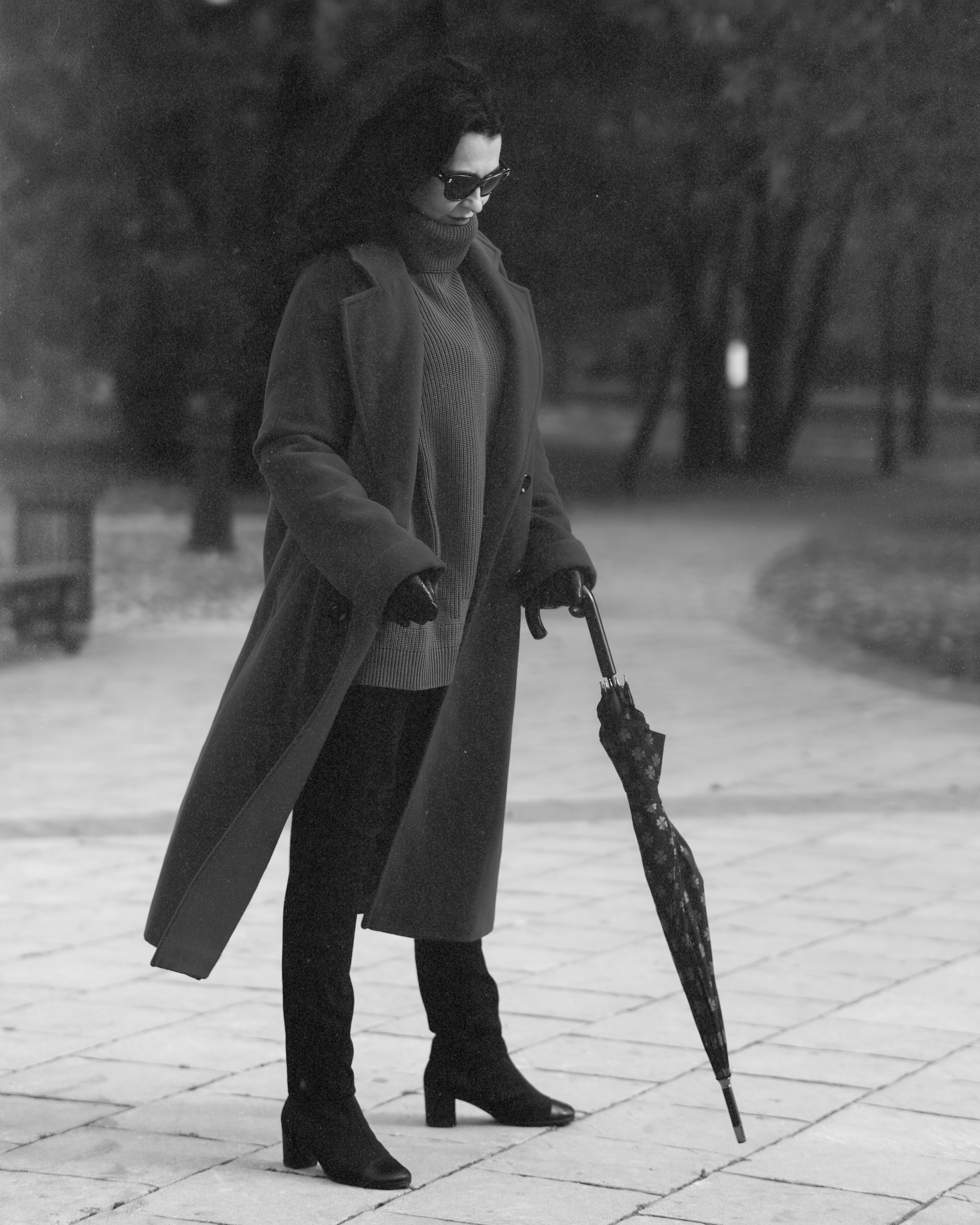 черно-белый женской портрет с зонтом