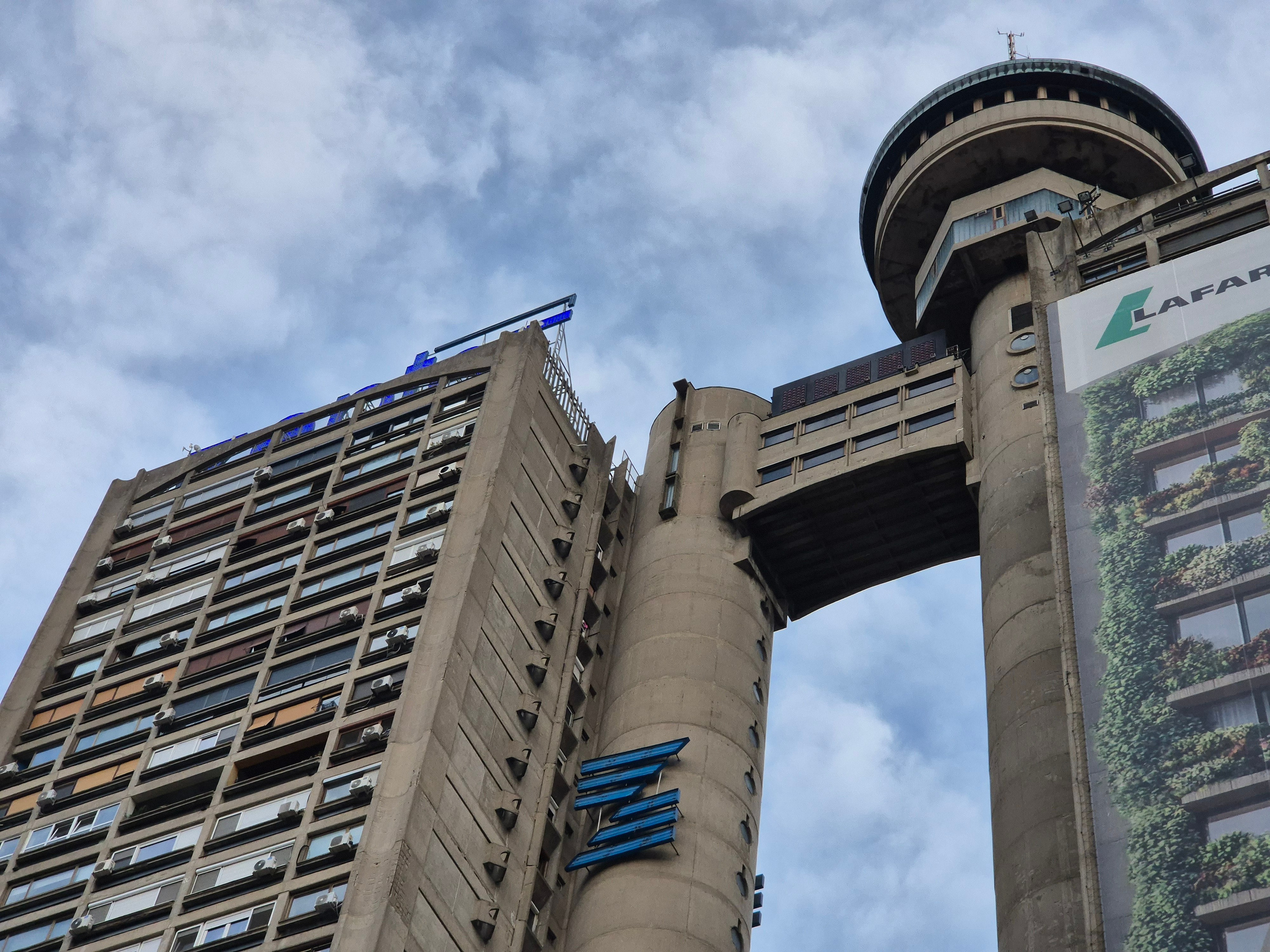 Соседние жилые блоки (микрорайоны) в роликах Варламова названы самым депрессивным районом Белграда. Посмотрели немного и их - грустное зрелище загнивающих остатков социализма, но, далеко от фавел по разрухе. Вполне себе жилые, не самые привлекательные и уютные, конечно, но обжитые квартальчики города