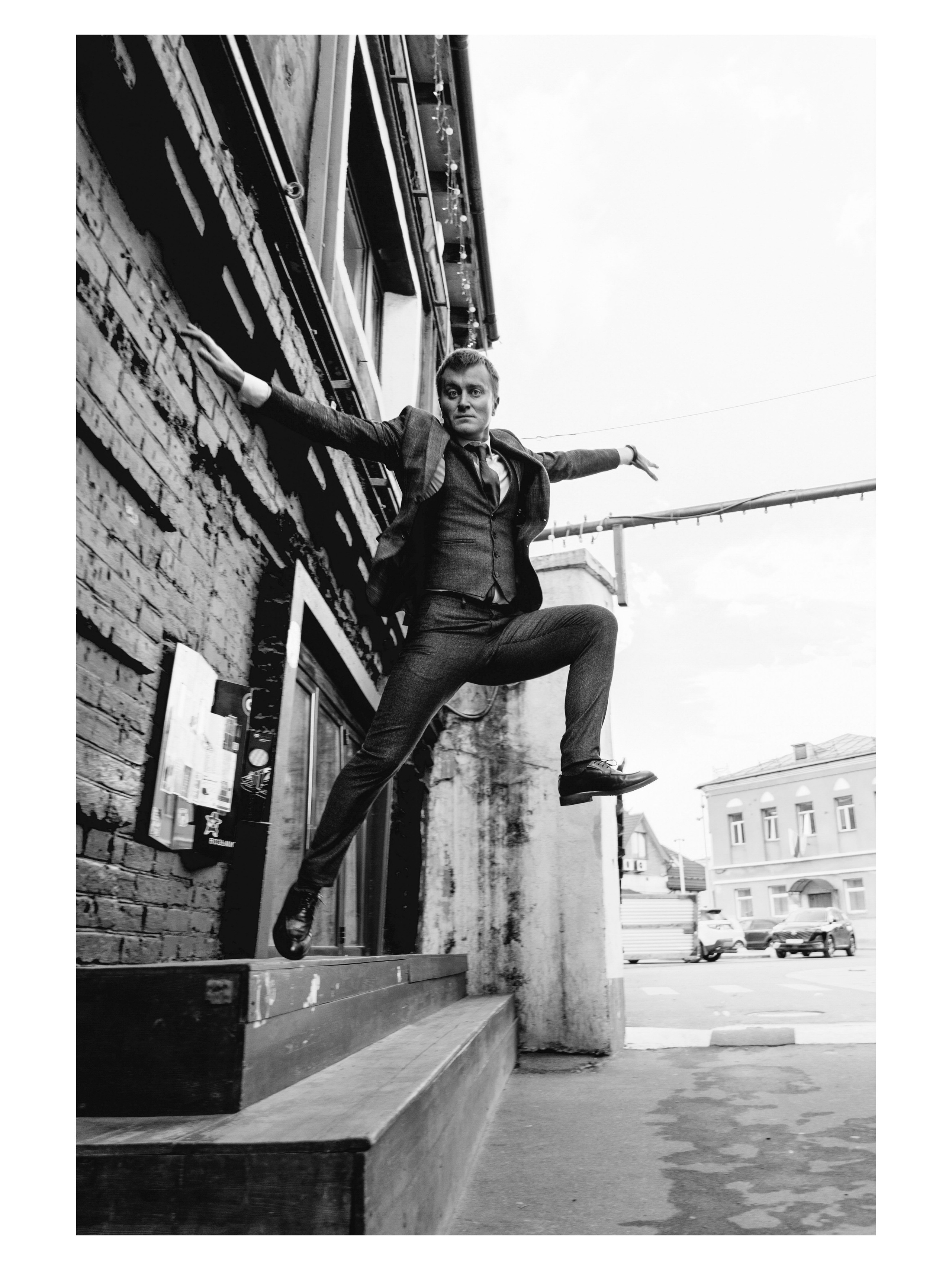 мужчина в прыжке