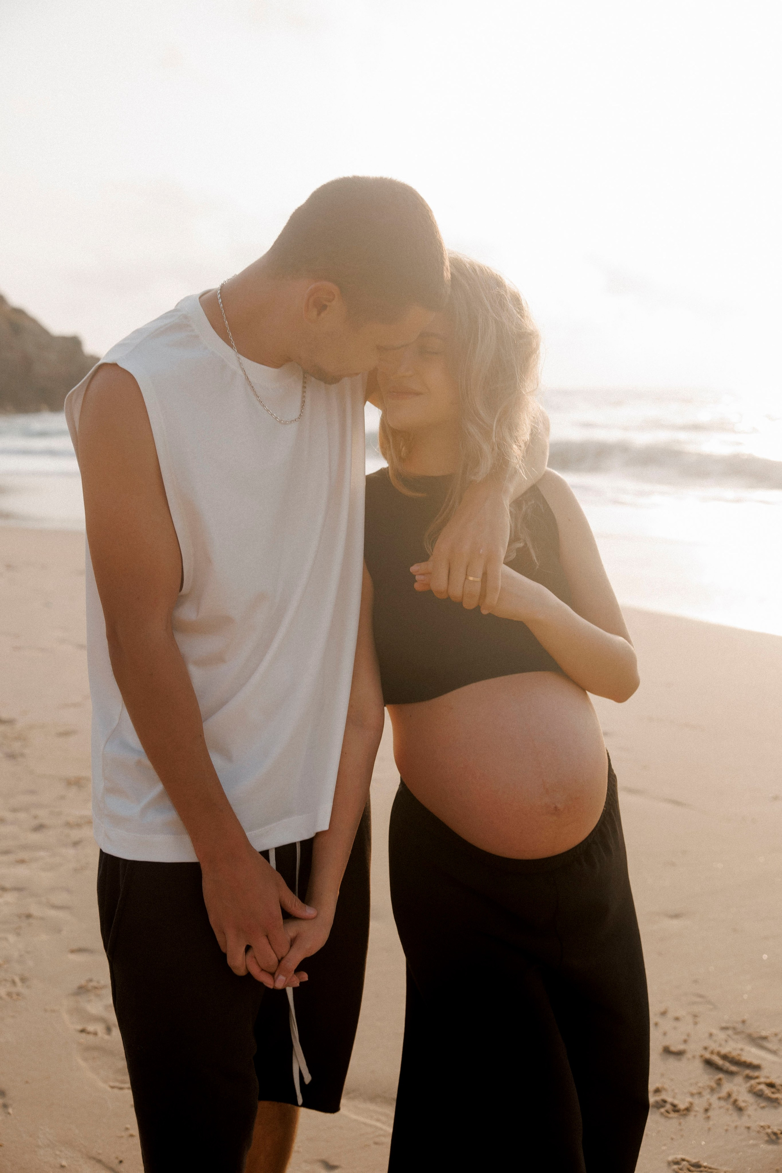 Pregnancy photoshoot near the sea (cloudy weather). Главная